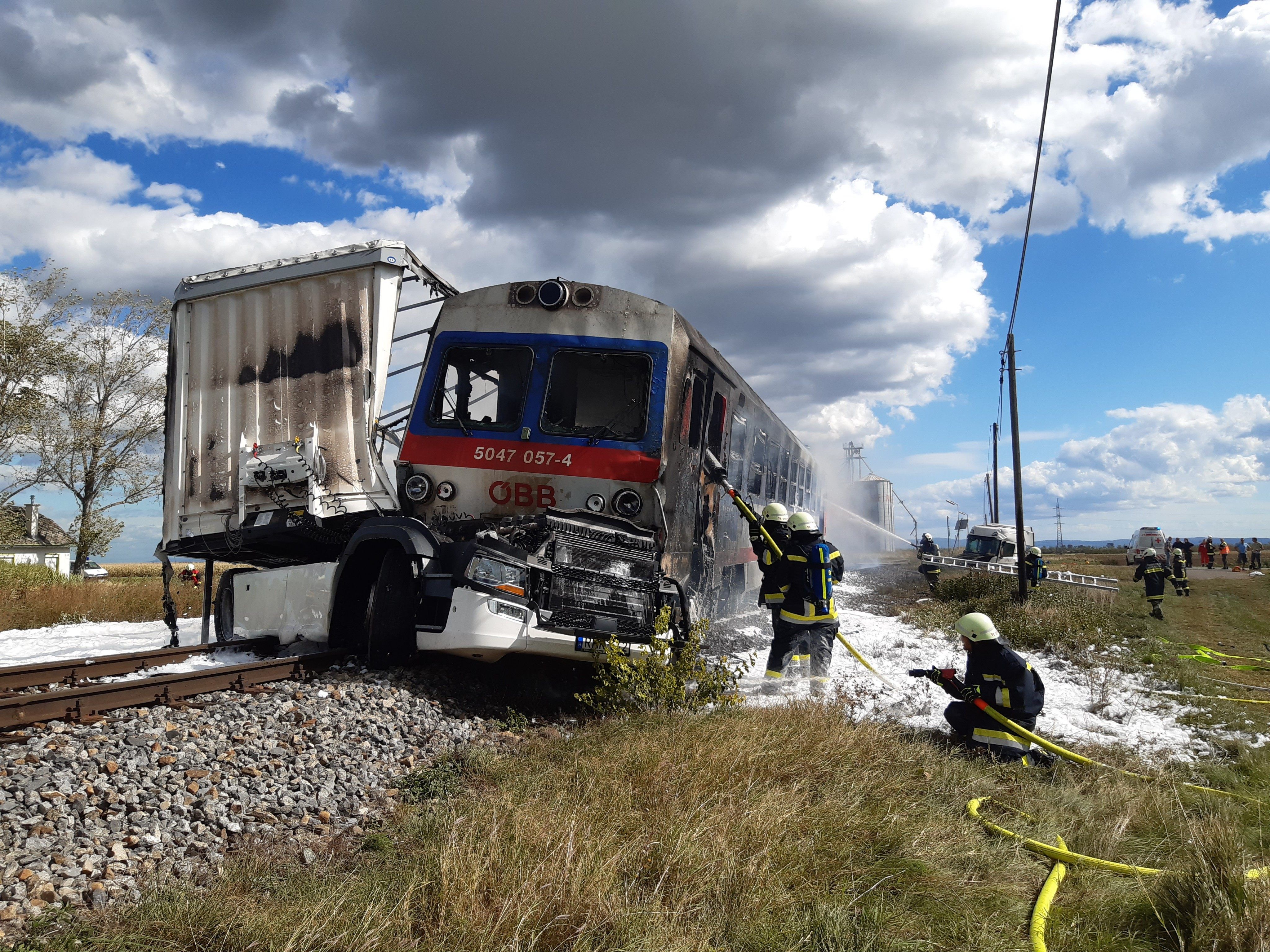 Die Feuerwehr stand im Löscheinsatz. Die Feuerwehr stand im Löscheinsatz.