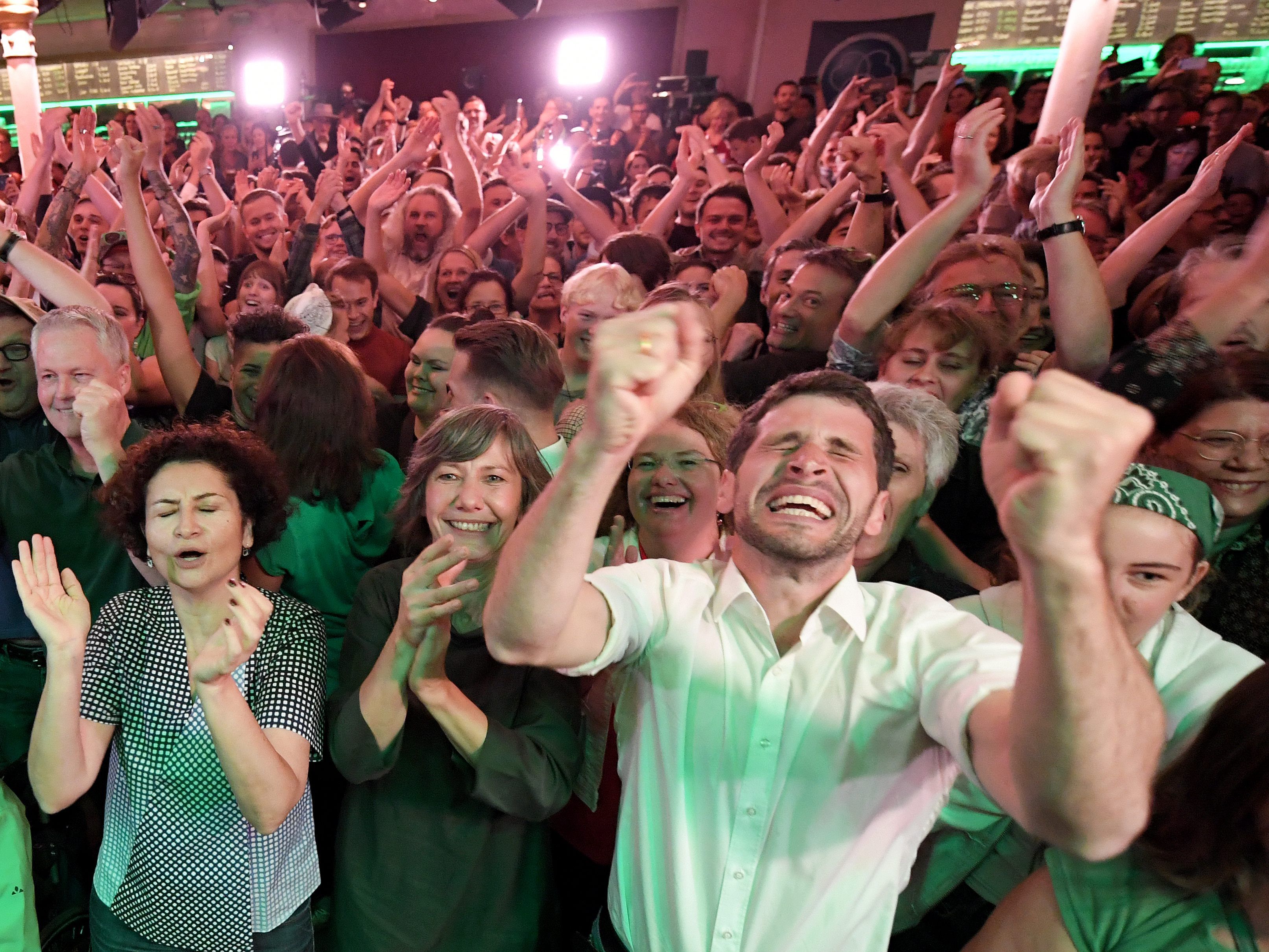 Die Grünen bejubeln die erste Hochrechnung zur Nationalratswahl 2019. Die Grünen bejubeln die erste Hochrechnung zur Nationalratswahl 2019.