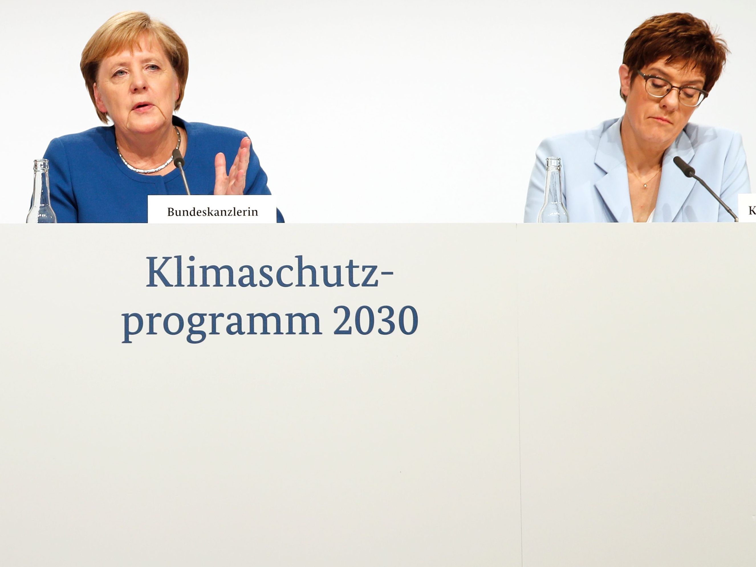 Kramp-Karrenbauer und Merkel fliegen getrennt in die USA.