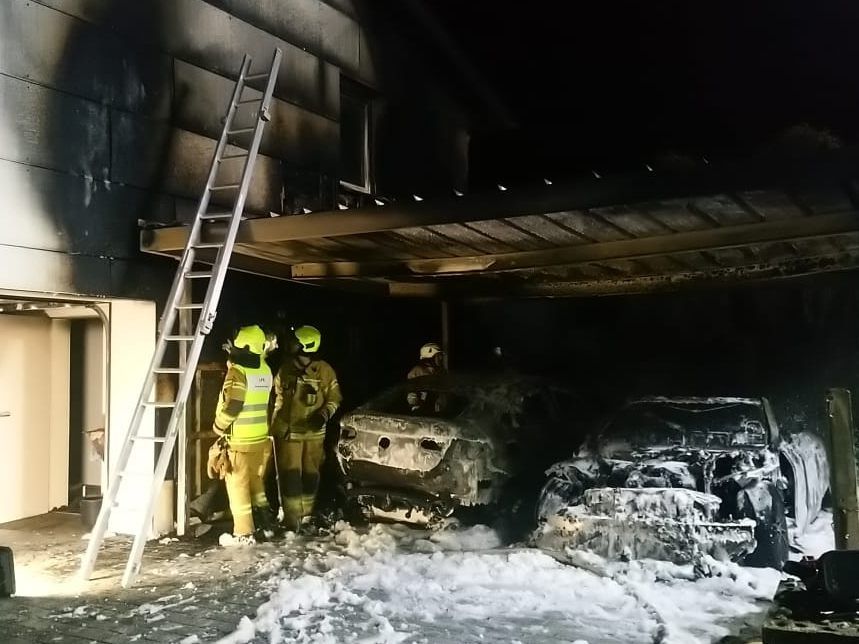 Das Haus konnte die Feuerwehr retten, die Autos nicht mehr