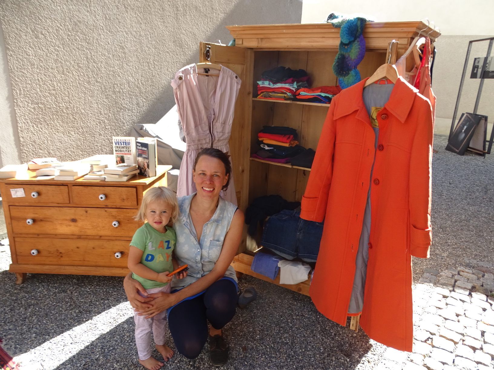 Lea Wimmer (r.) und Rikka Mathis in der „Wohnzimmer-Ecke“ vor Lea´s Geschäft „Aurore & George“.