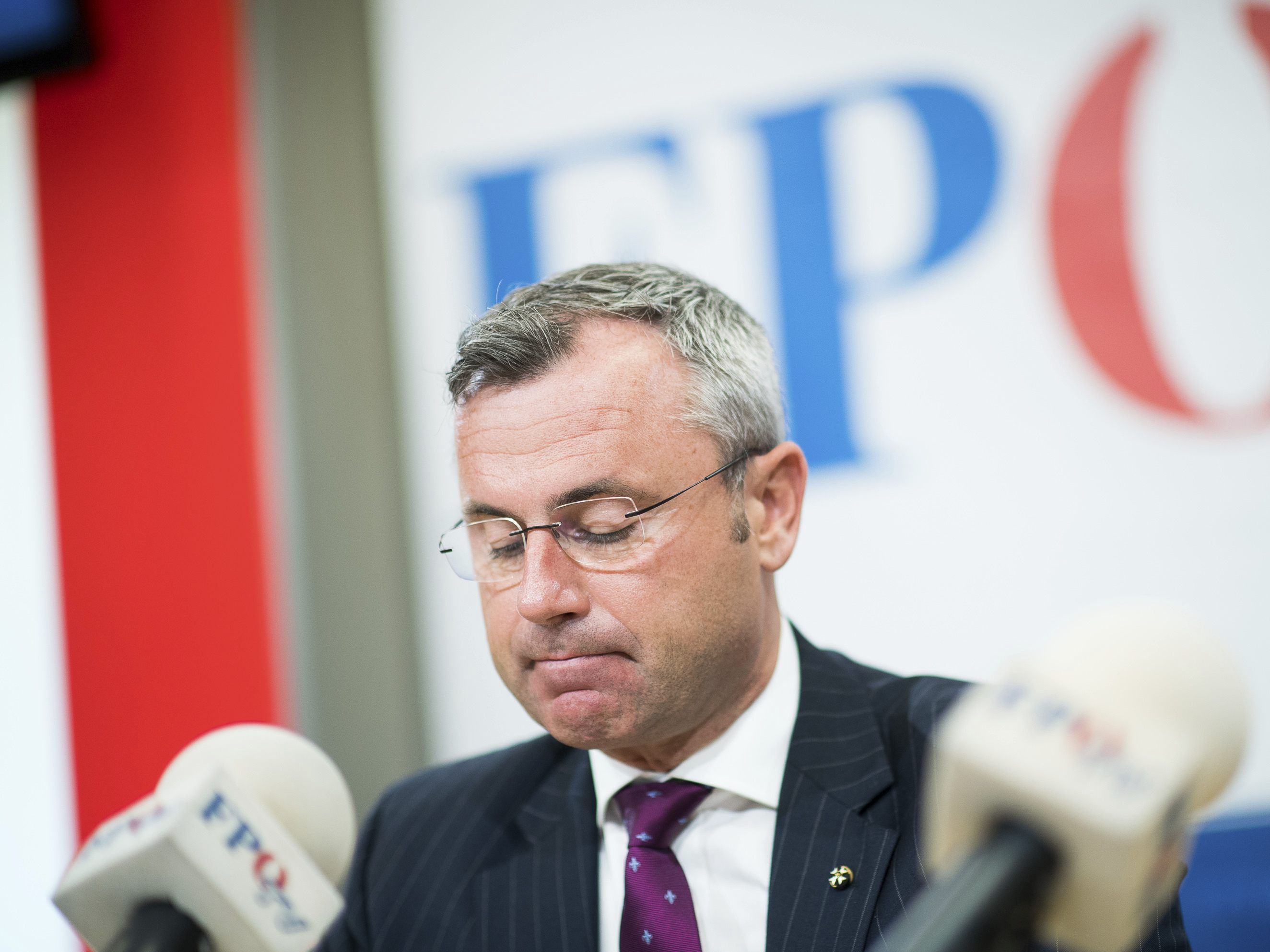 Hofer ist seit zwei Wochen krank. Hofer ist seit zwei Wochen krank.