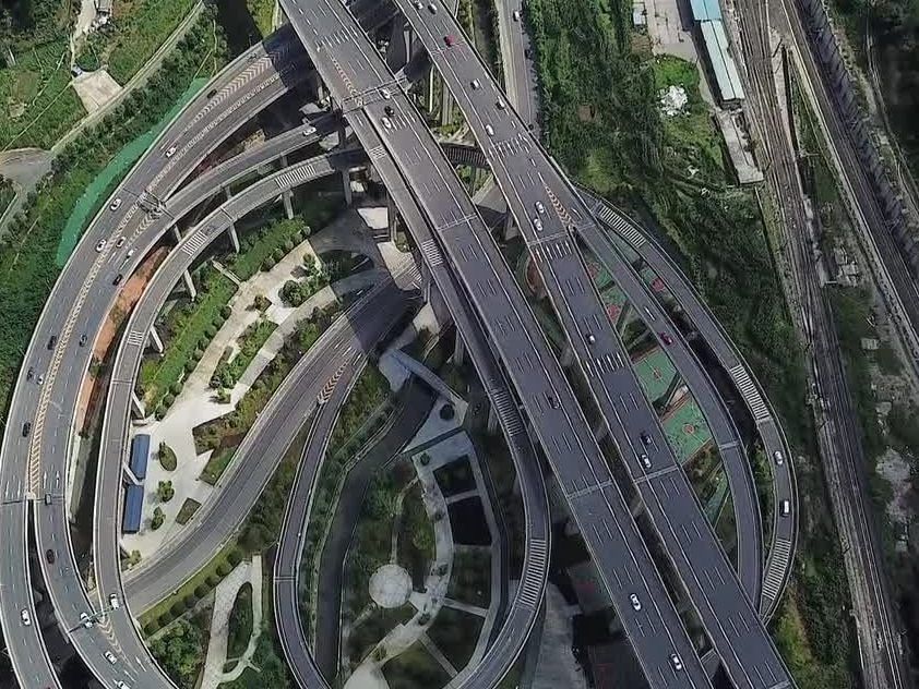 Nur von oben halbwegs zu erfassen: Das größte Autobahnkreuz der Welt.