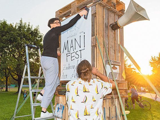 Der „Arbeitsfunken machte auf das Manifest aufmerksam, das hier tagsüber erarbeitet wurde. Foto: Jürgen Gorbach, AK