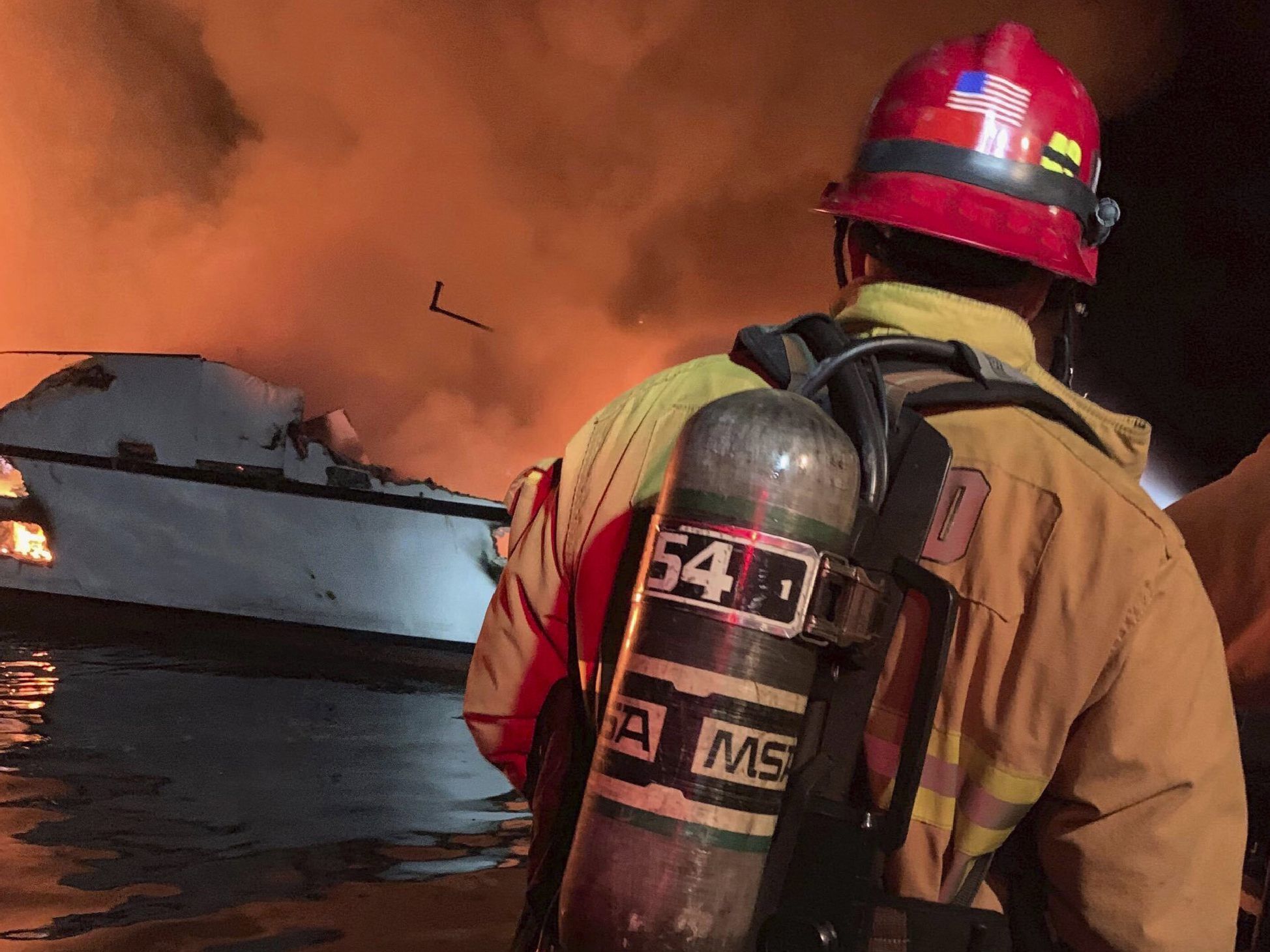 Schiff in der Nähe der Insel Santa Cruz in Brand geraten Schiff in der Nähe der Insel Santa Cruz in Brand geraten