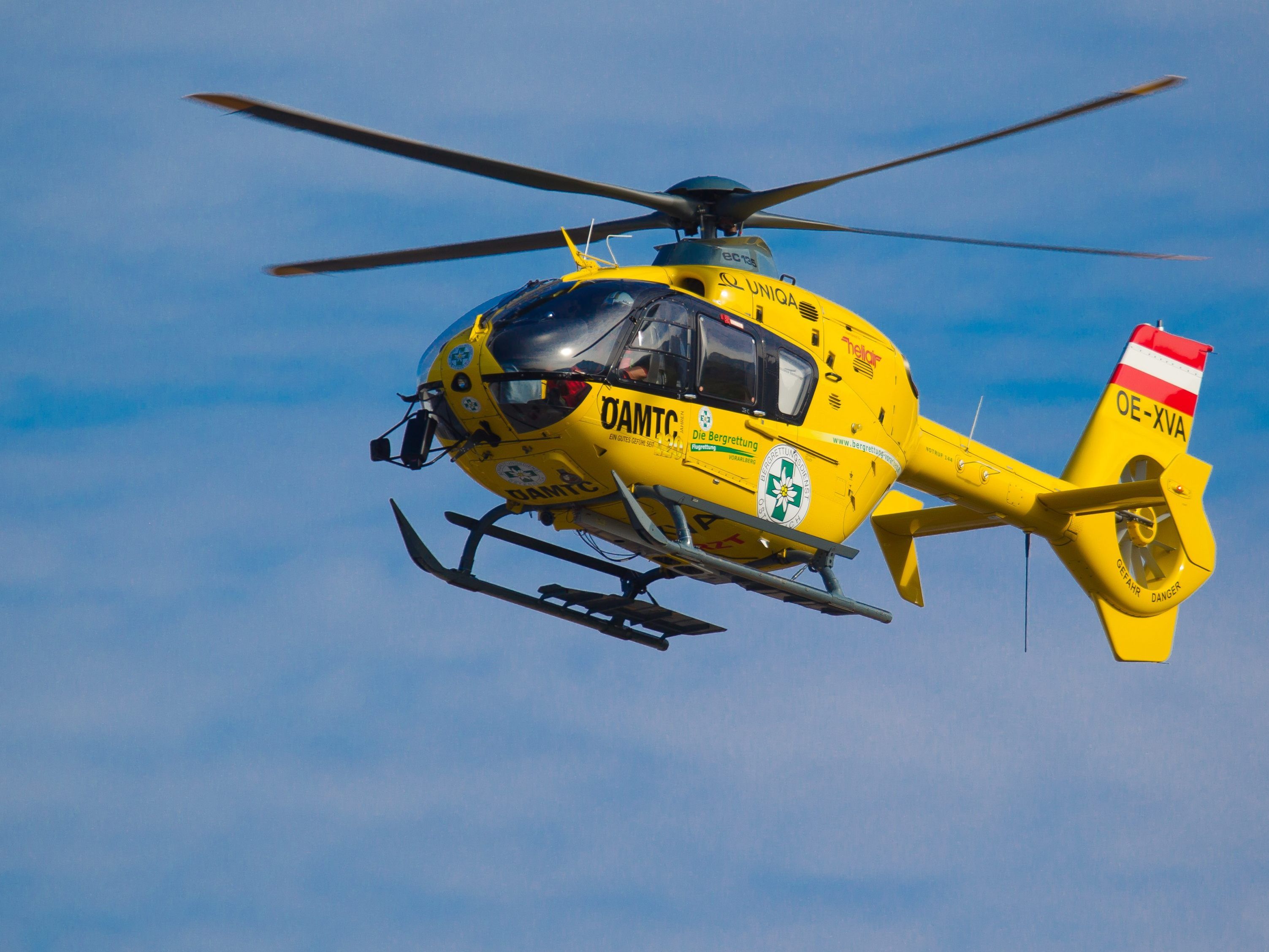 Der "C8" brachte den schwer verletzten Motorradfahrer ins Krankenhaus.