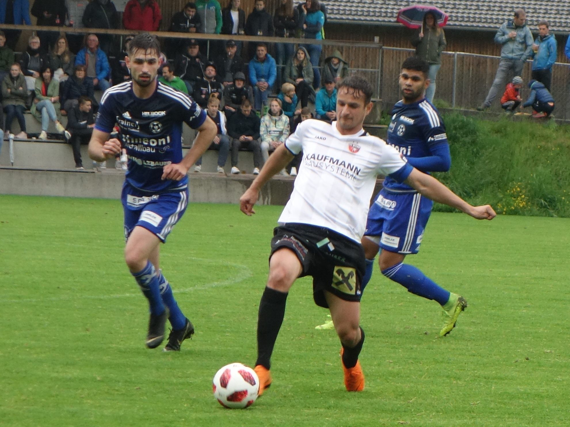 Bizau-Kapitän Manuel Palkovich (am Ball) und Andelsbuch-Goalgetter Simon Walch (li.) gehören zu den Stützen ihrer Teams. Bizau-Kapitän Manuel Palkovich (am Ball) und Andelsbuch-Goalgetter Simon Walch (li.) gehören zu den Stützen ihrer Teams.