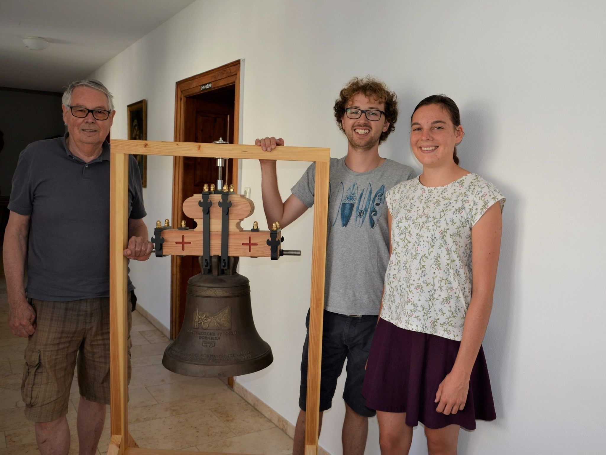 Klostervater Elmar Mayer, Daniel Orth und Michaela Rentsch präsentieren die neue Franziskusglocke. Klostervater Elmar Mayer, Daniel Orth und Michaela Rentsch präsentieren die neue Franziskusglocke.