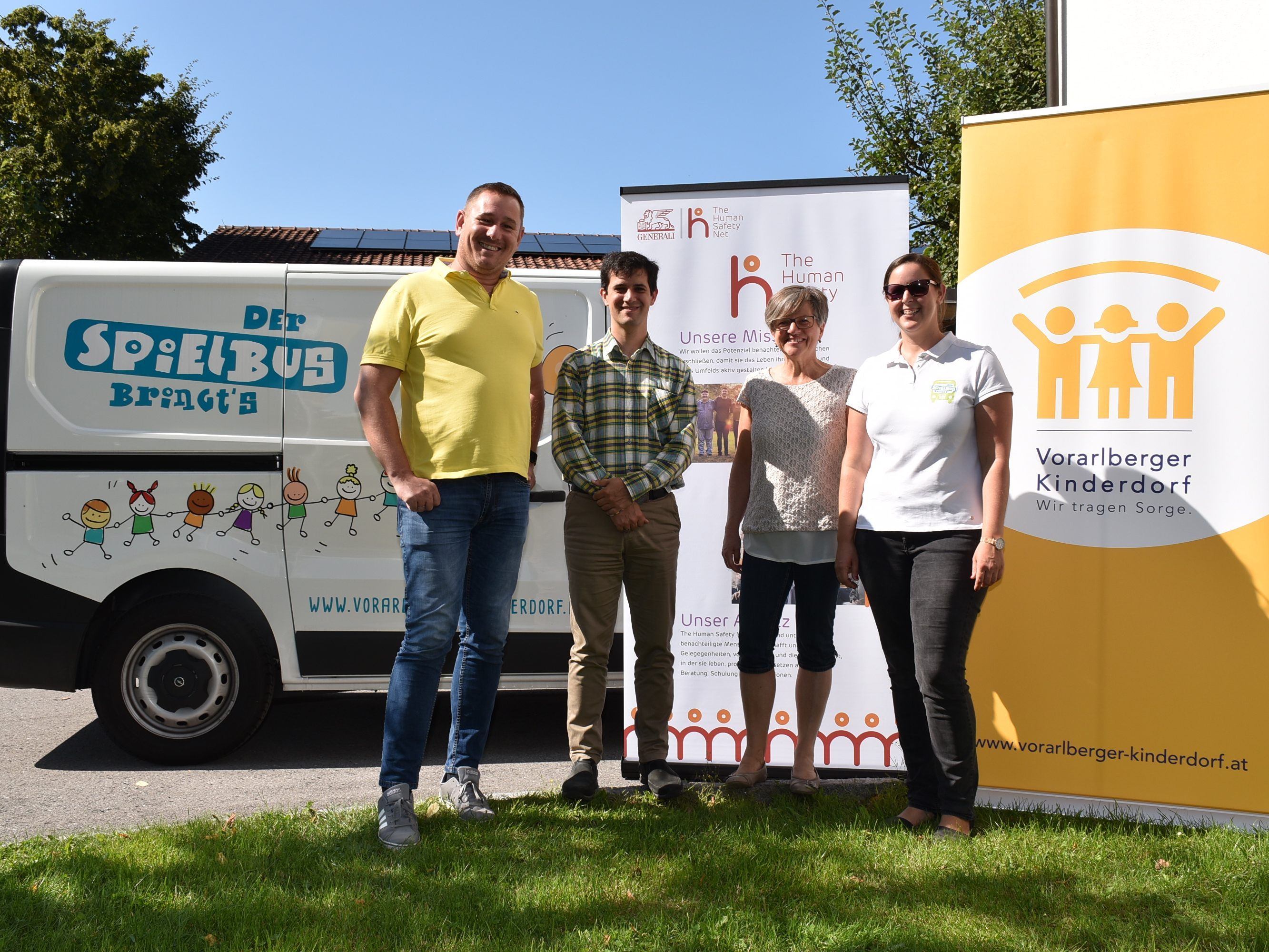 Christoph Ruck und Mike Schneider (Generali), Familienimpulse-Leiterin Daniela Wagner-Turken sowie Barbara Nußbaumer vom Spielbus. Christoph Ruck und Mike Schneider (Generali), Familienimpulse-Leiterin Daniela Wagner-Turken sowie Barbara Nußbaumer vom Spielbus.
