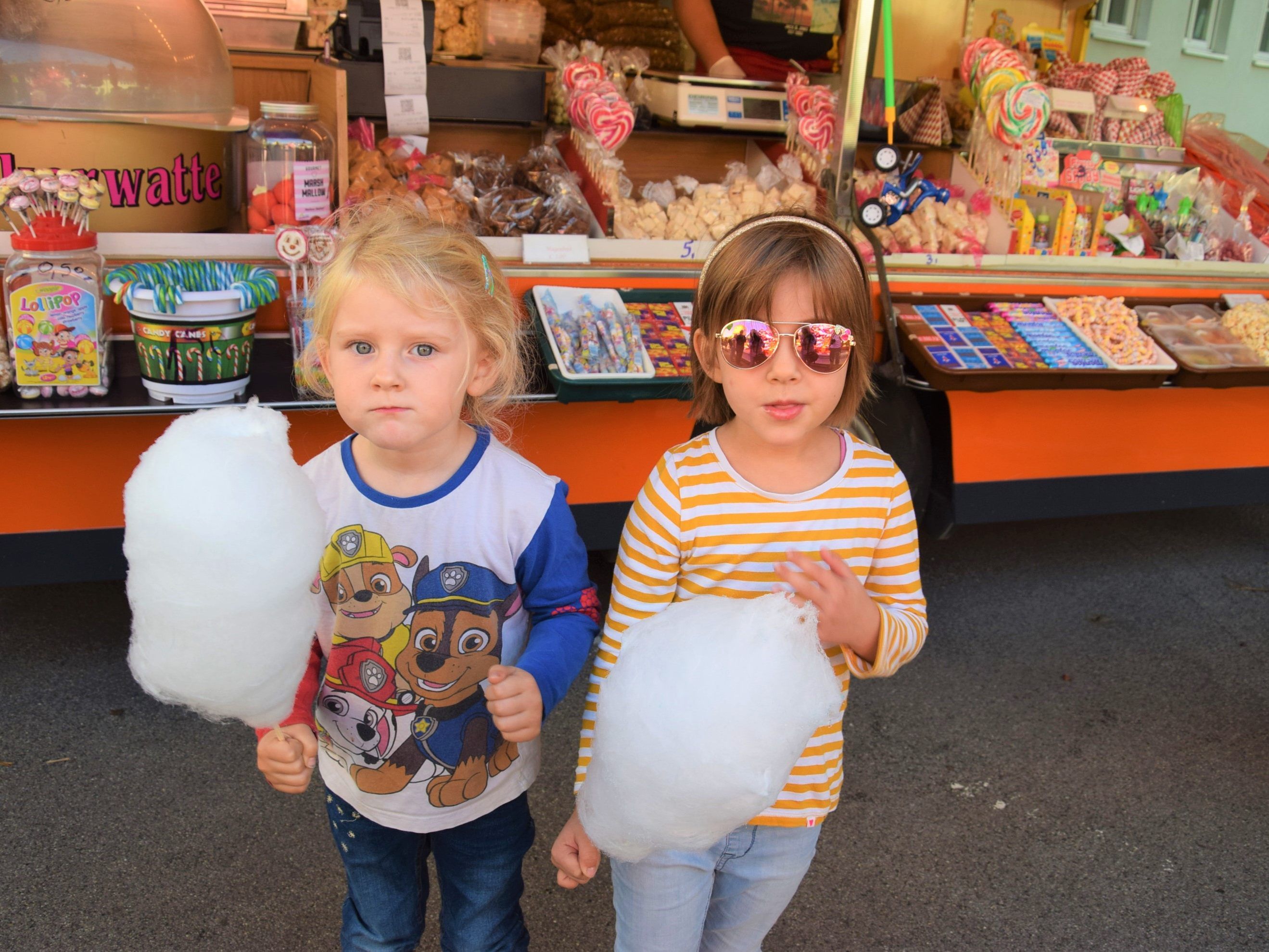 Emma (4) und Ida (5) erfreuten sich an einer Zuckerwatte Emma (4) und Ida (5) erfreuten sich an einer Zuckerwatte