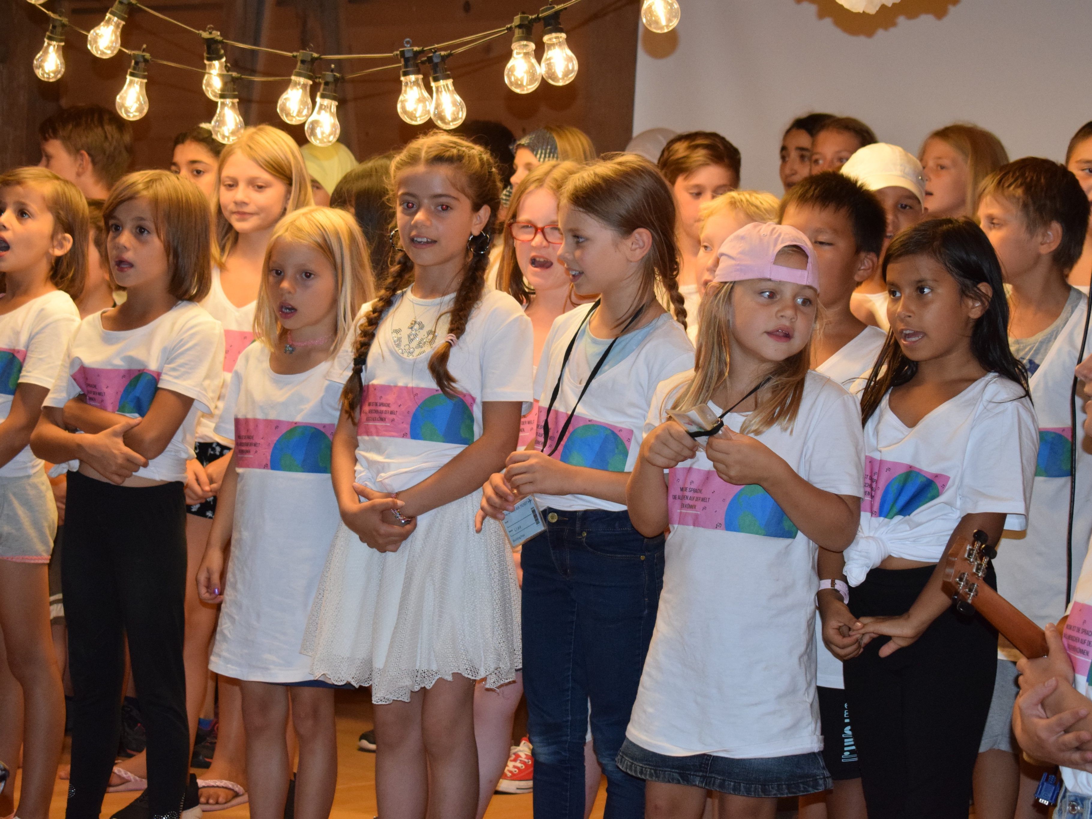 Beim Abschlusskonzert in Mesmers Stall sangen sich die Kinder in die Herzen der Zuhörer.