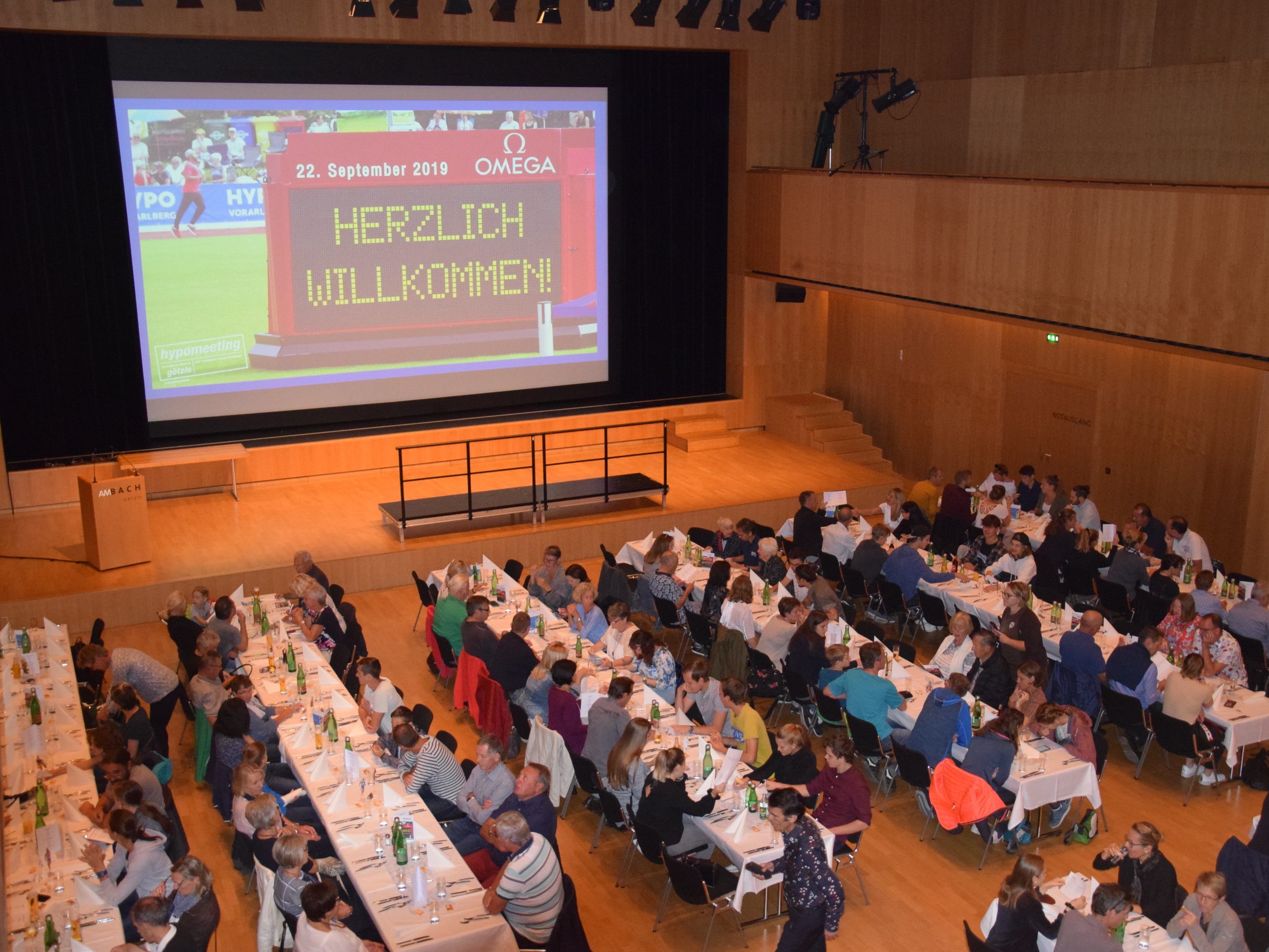 Über 200 ehrenamtlich tätige Mitarbeiterinnen und Mitarbeiter waren zum Danke Event in AmBach eingeladen Über 200 ehrenamtlich tätige Mitarbeiterinnen und Mitarbeiter waren zum Danke Event in AmBach eingeladen