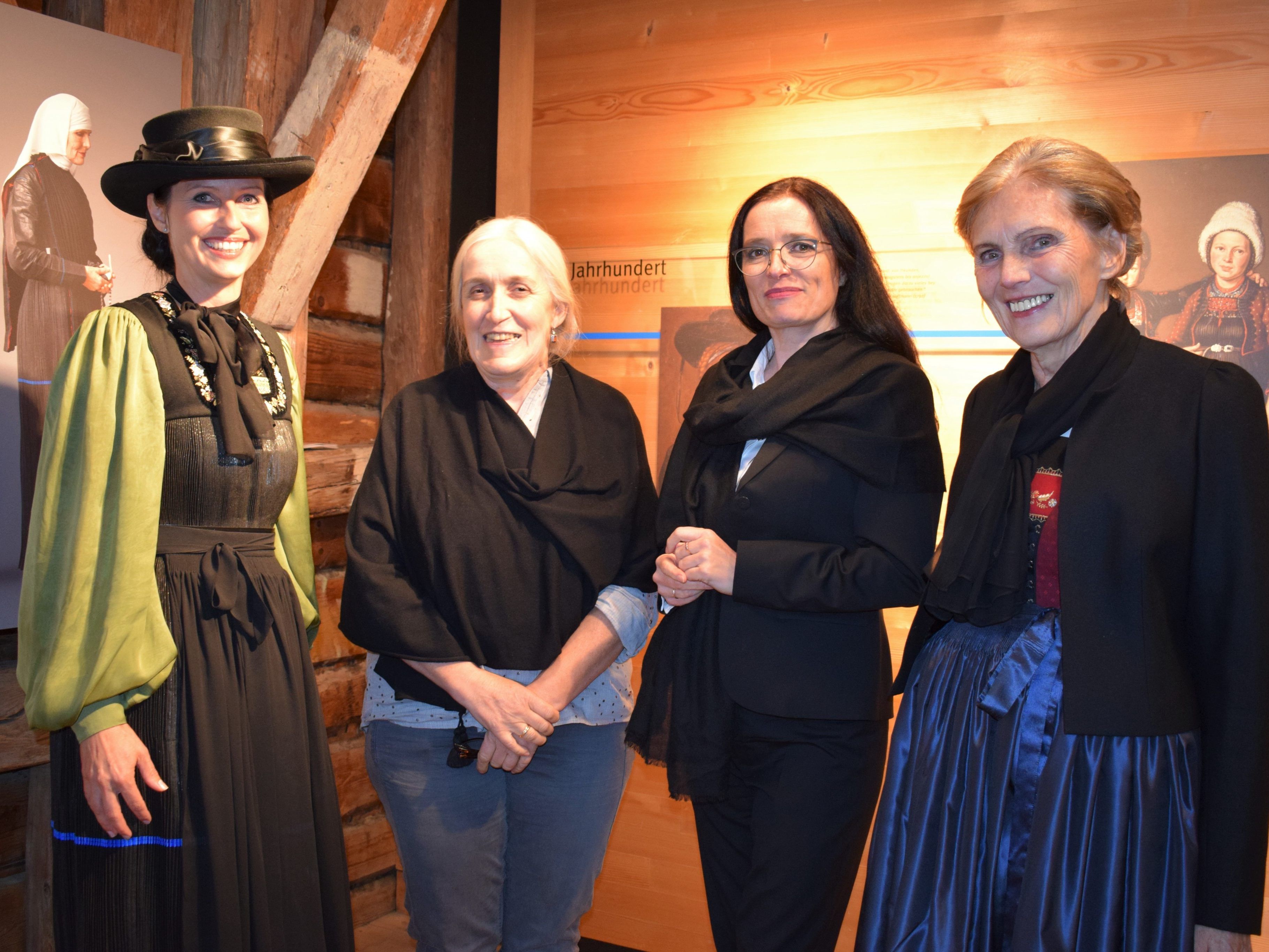 Obfrau Doris Kranzelbinder, Trachtenexpertin Angelika Neuner, Kunsthistorikerin Maria Rose Steurer-Lang und Leiterin Martina Mätzler. Obfrau Doris Kranzelbinder, Trachtenexpertin Angelika Neuner, Kunsthistorikerin Maria Rose Steurer-Lang und Leiterin Martina Mätzler.