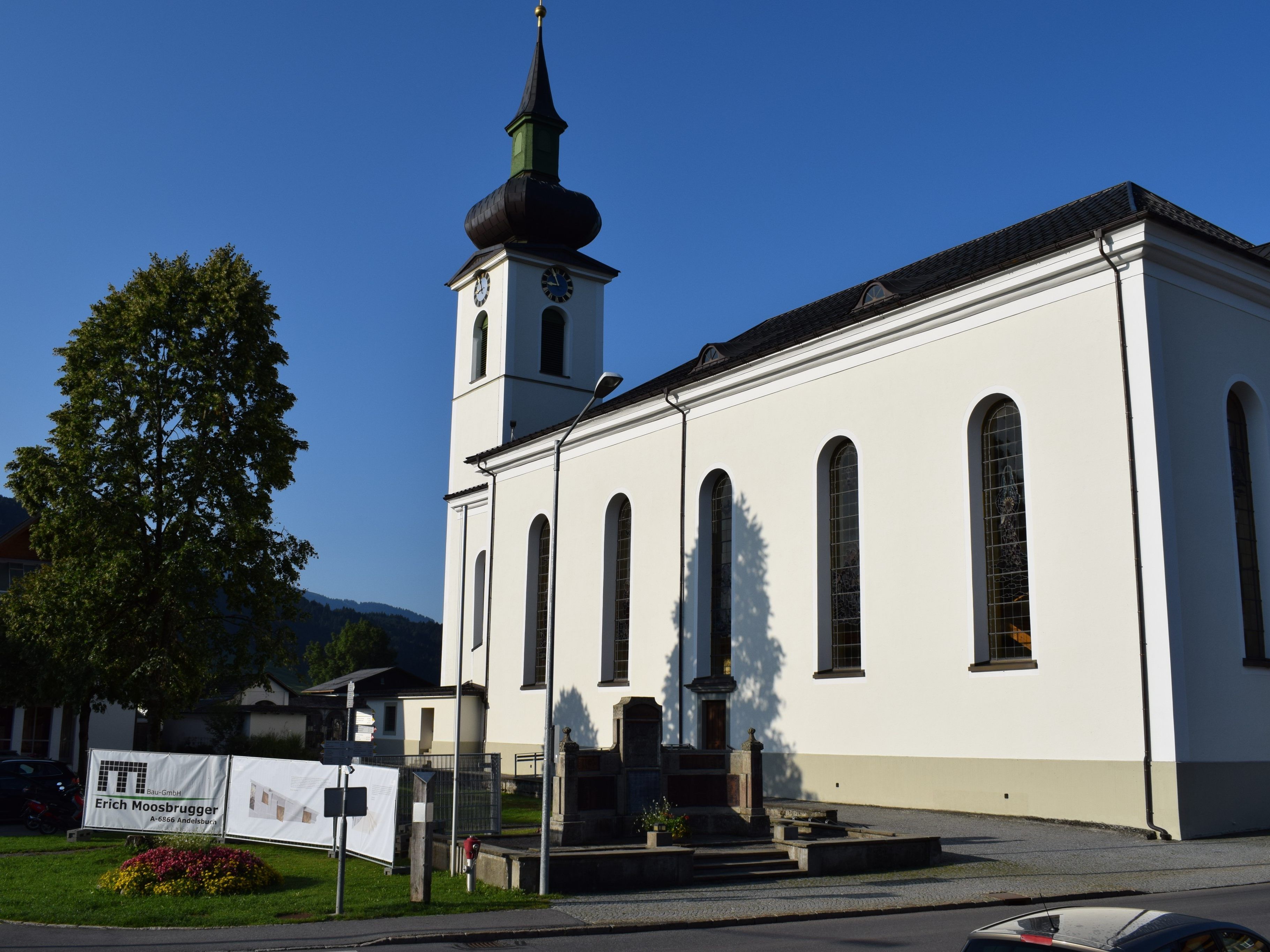 Das DENK.MAL wird in einer parkähnlichen Anlage östlich der Pfarrkirche situiert.