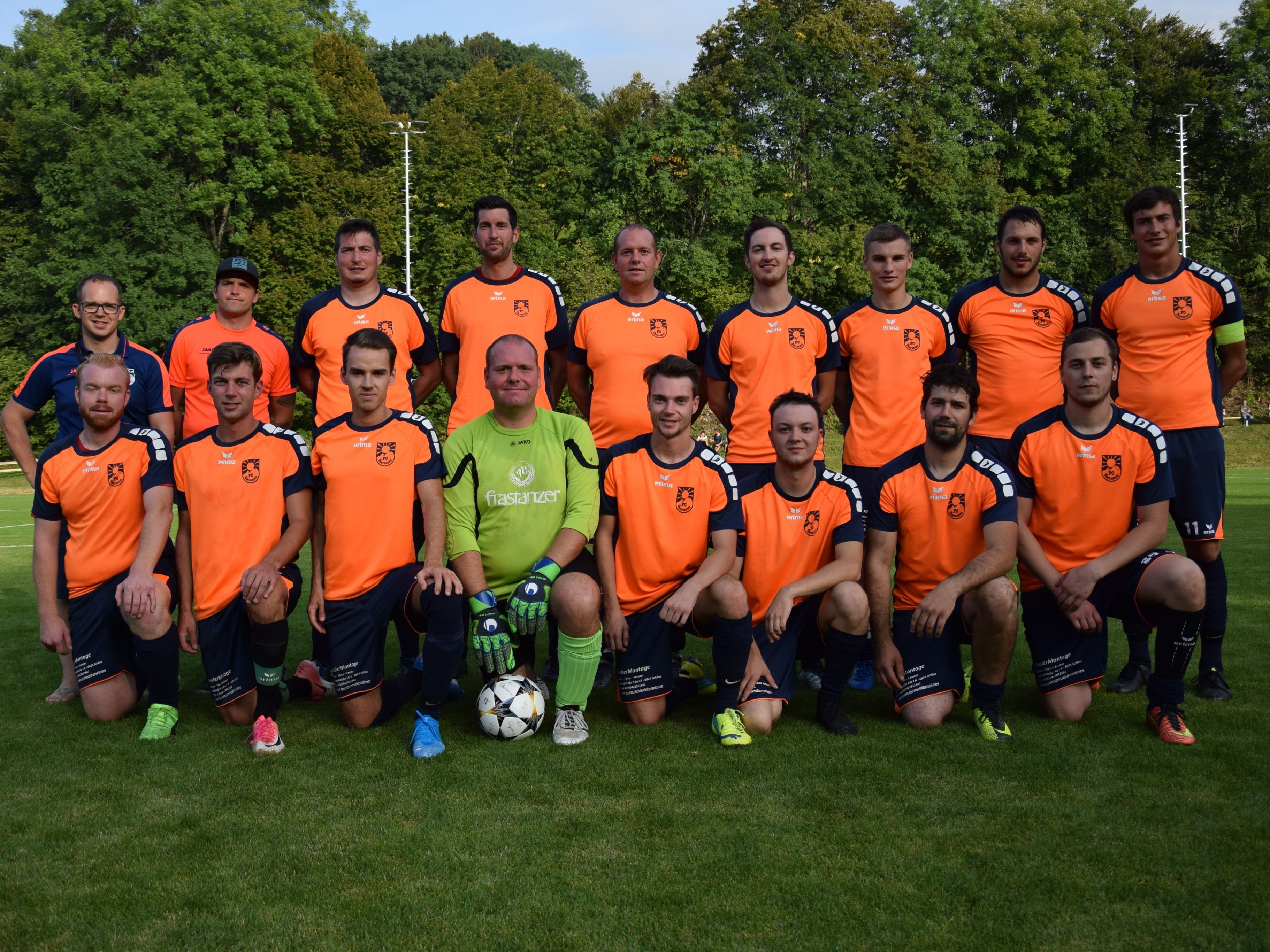 Die Kicker vom FC Übersaxen sind stolz auf den neuen Fußballplatz Die Kicker vom FC Übersaxen sind stolz auf den neuen Fußballplatz