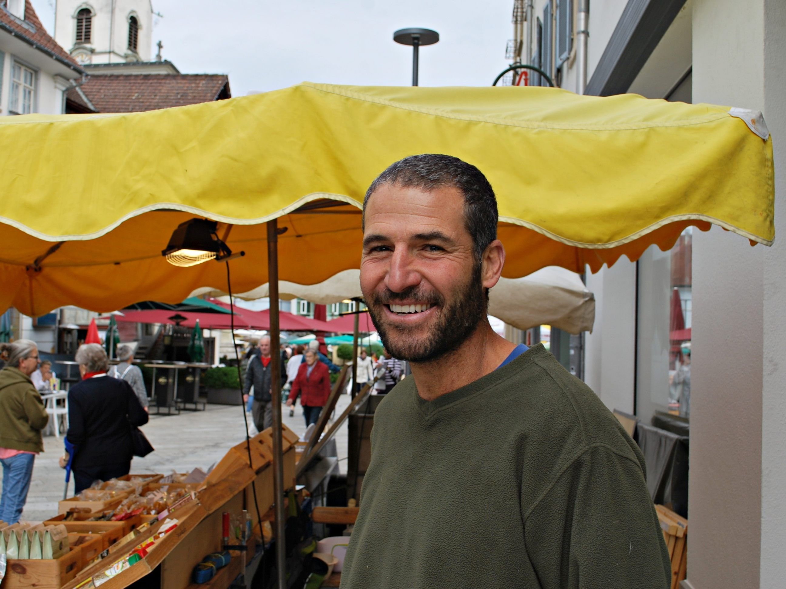 Der optimistisch gestimmte Familienvater Greg Knell mag seine Arbeit auf dem Marktstand.