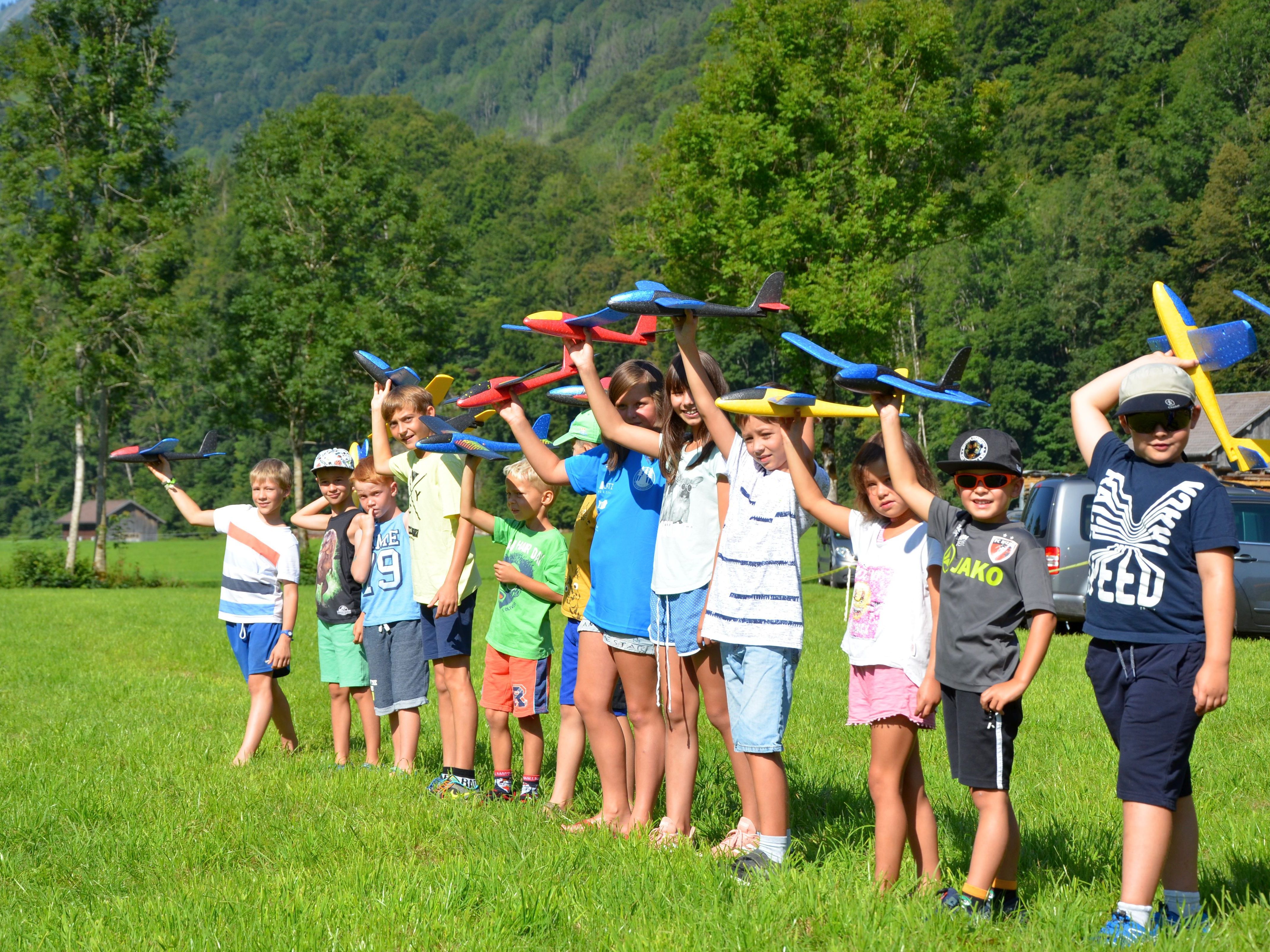 Auf die Plätze fertig los - beim Flugwettbewerb Auf die Plätze fertig los - beim Flugwettbewerb
