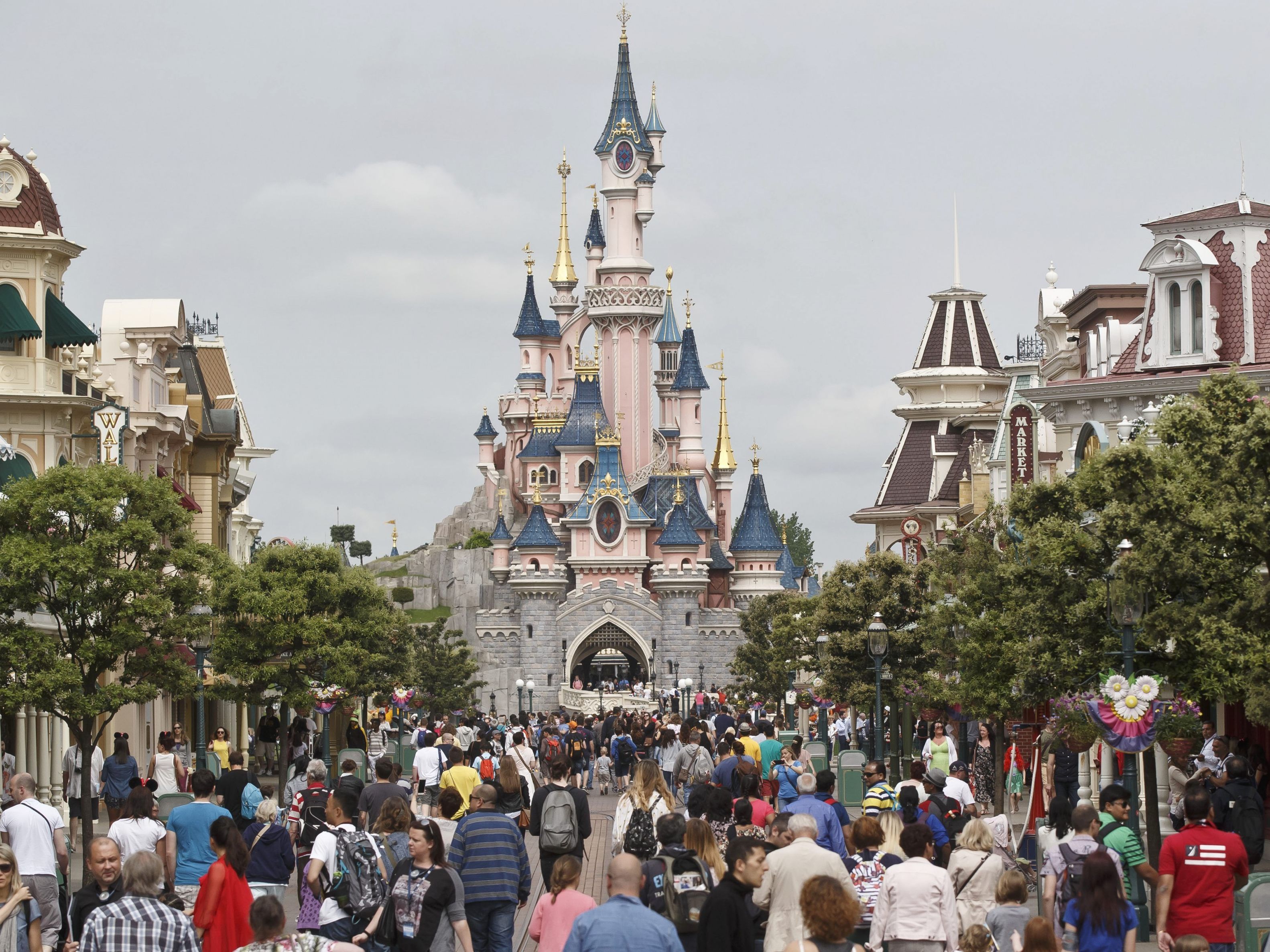 Während Helikopter und Suchtrupp Disneyland durchkämmten, irrte der Mann durch ein Wohnquartier.
