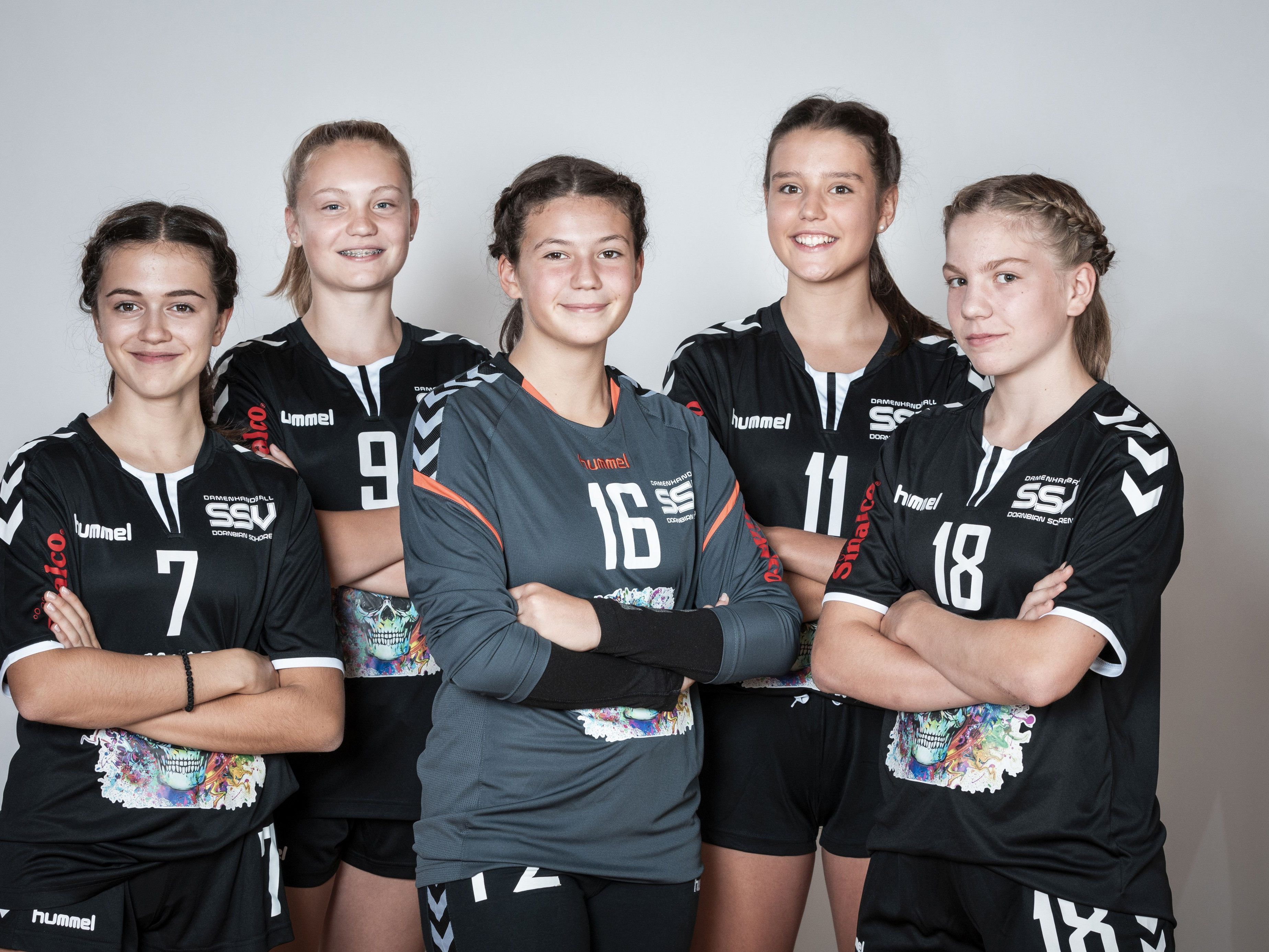 Die jungen Handballerinnen des SSV Dornbirn Schoren freuen sich auf ehrenvolle Einsätze im Nationalteam.