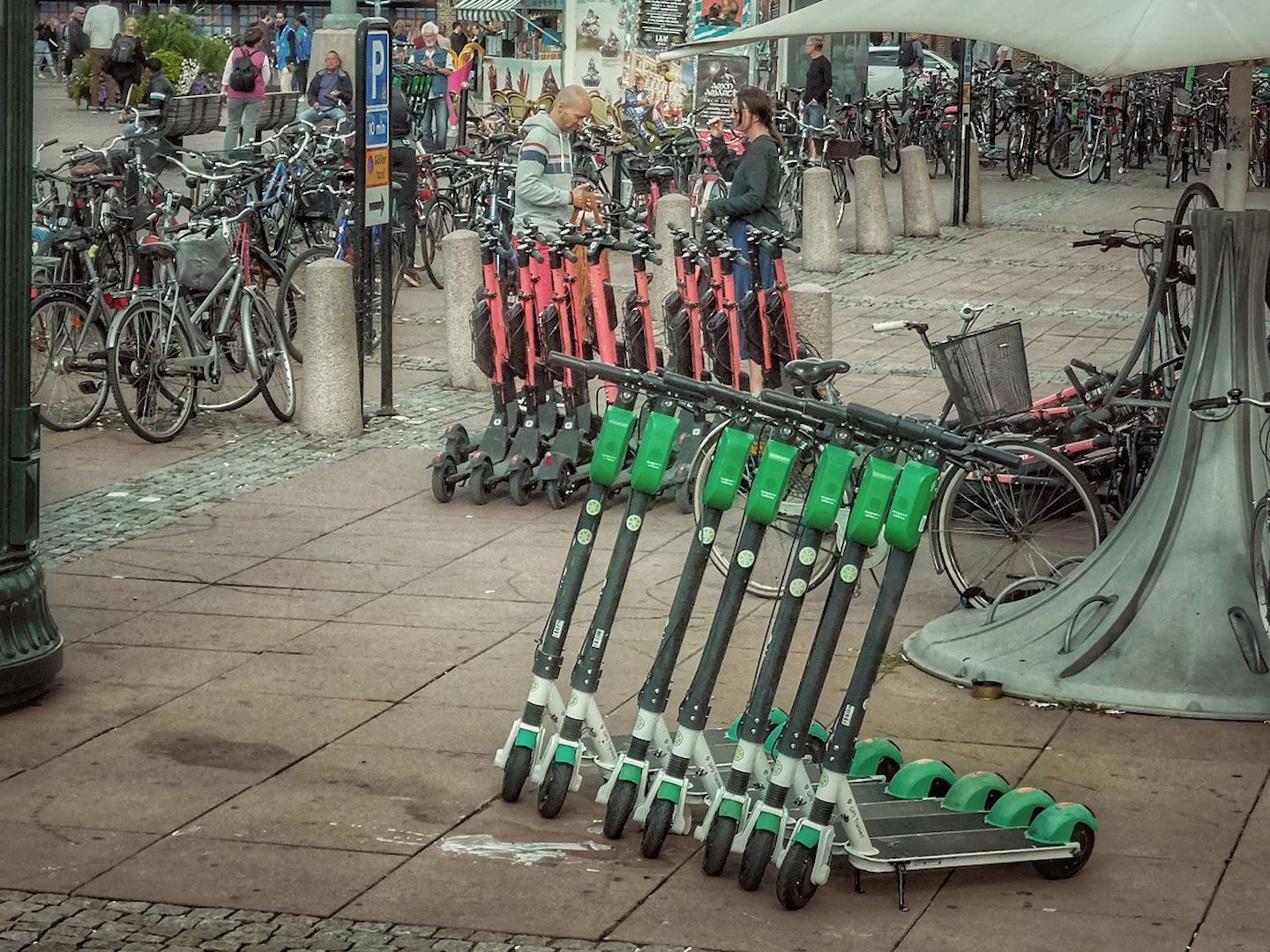 Zugeparkte Gehwege: Auch ein Problem, das viele Kritiker an den E-Scootern ausgemacht haben.