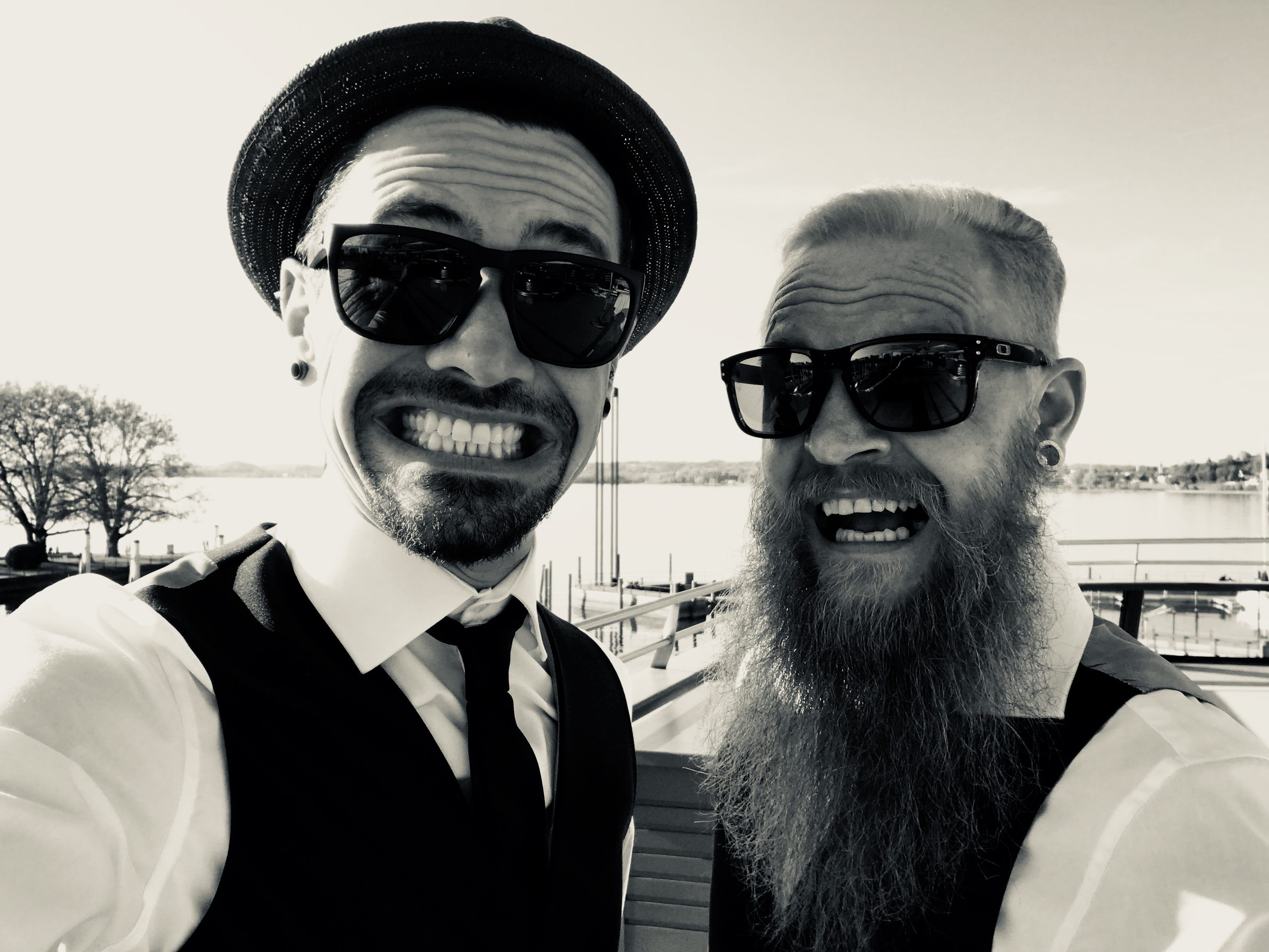 „Falke & Eule“ gratulieren musikalisch. „Falke & Eule“ gratulieren musikalisch.
