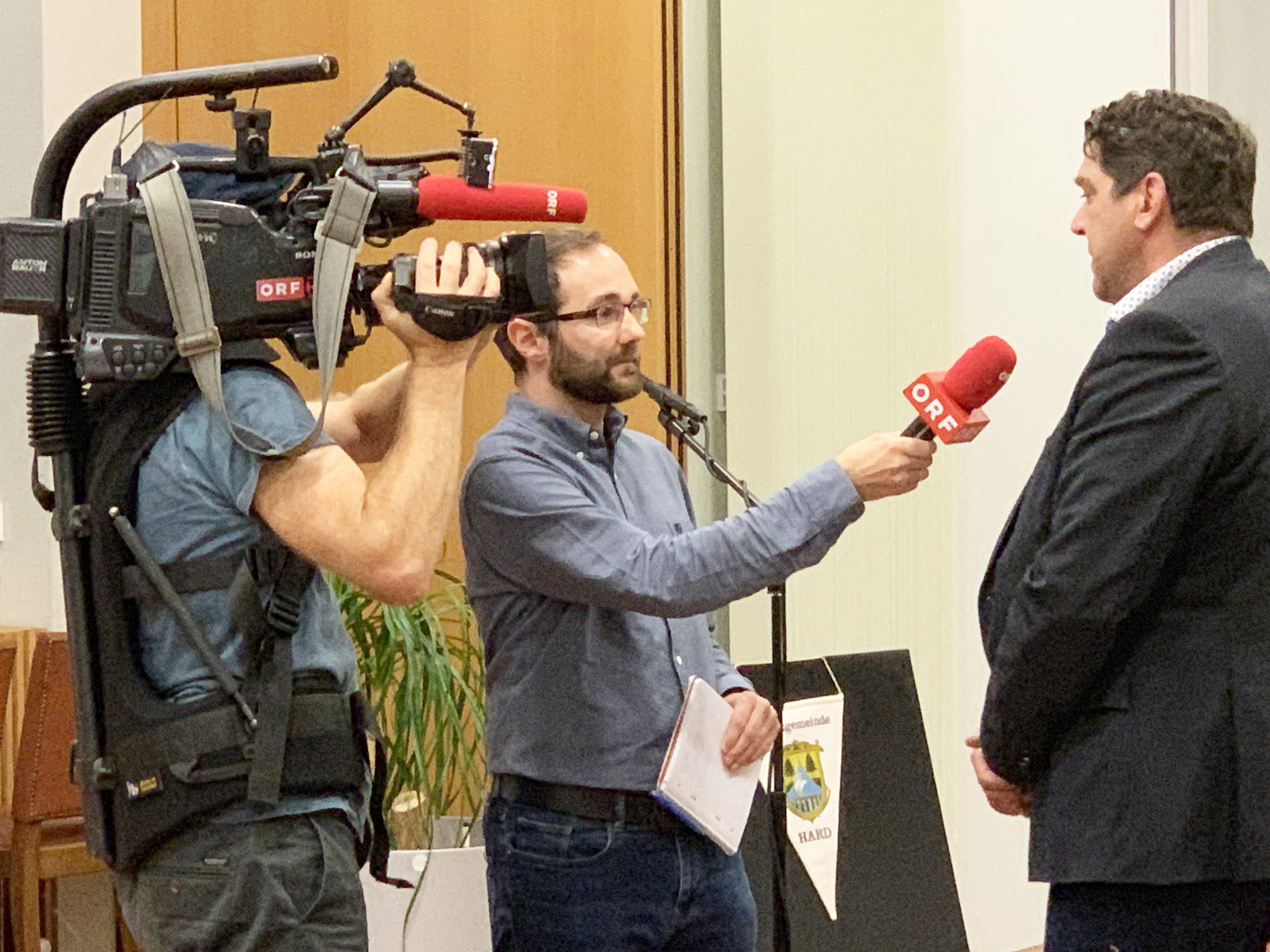 Bürgermeister Harald Köhlmeier wird nach der Sitzung interviewt.