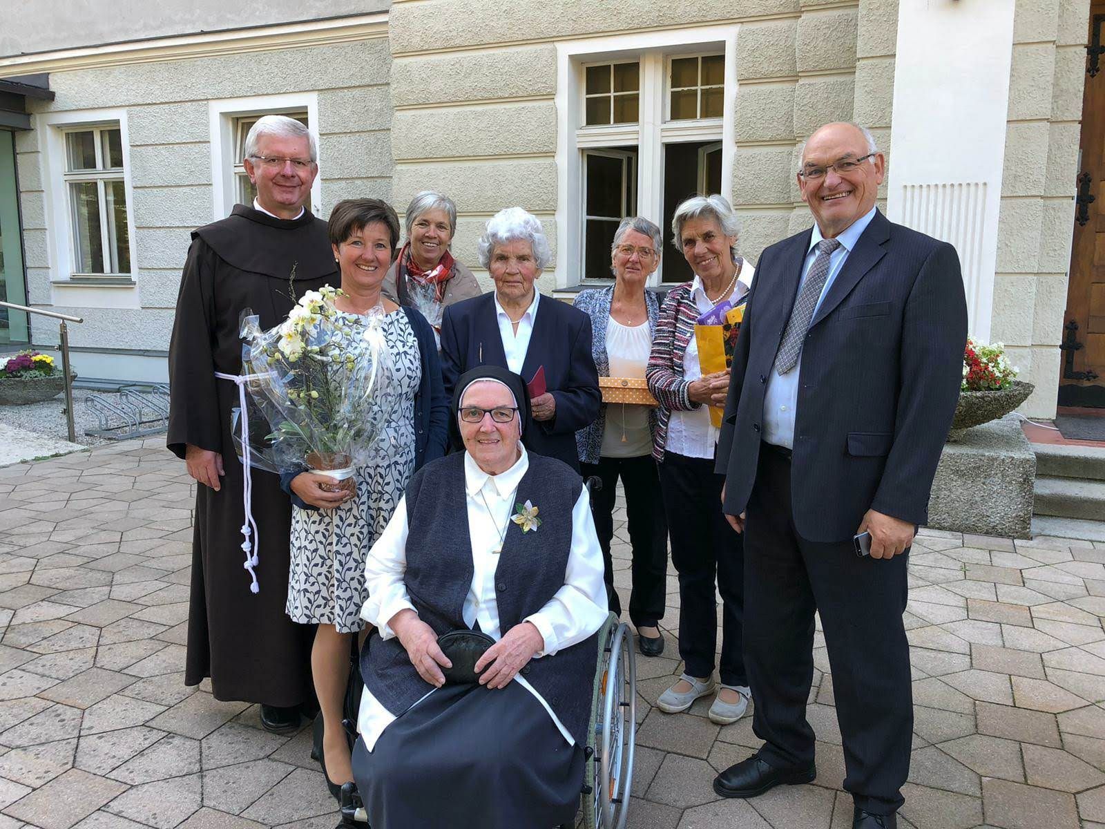 Schwester Kamilla Preyer mit (v.l) Pfarrer Pater Adrian, Elisabeth Falch (Leiterin MOHI Bludenz), Ingeborg Dünser, Rosa Cuel, Elviera Reiner, Martha Rödhammer und Christian Dünser Schwester Kamilla Preyer mit (v.l) Pfarrer Pater Adrian, Elisabeth Falch (Leiterin MOHI Bludenz), Ingeborg Dünser, Rosa Cuel, Elviera Reiner, Martha Rödhammer und Christian Dünser