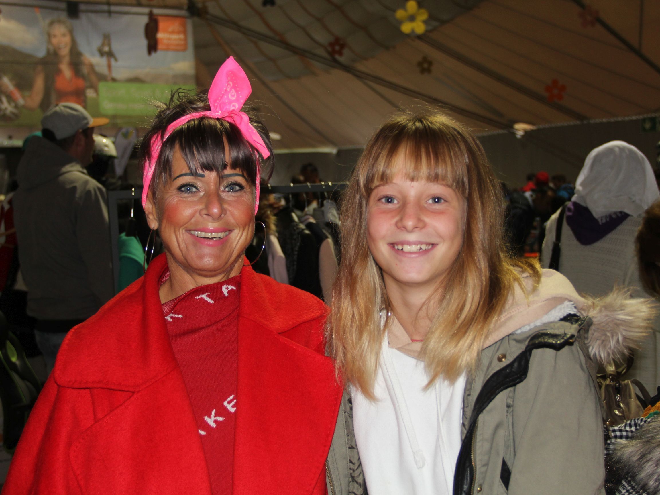 Heike und Tochter Sammy-Joe Schuchter boten tolle Modeteile mit Beratung an Heike und Tochter Sammy-Joe Schuchter boten tolle Modeteile mit Beratung an