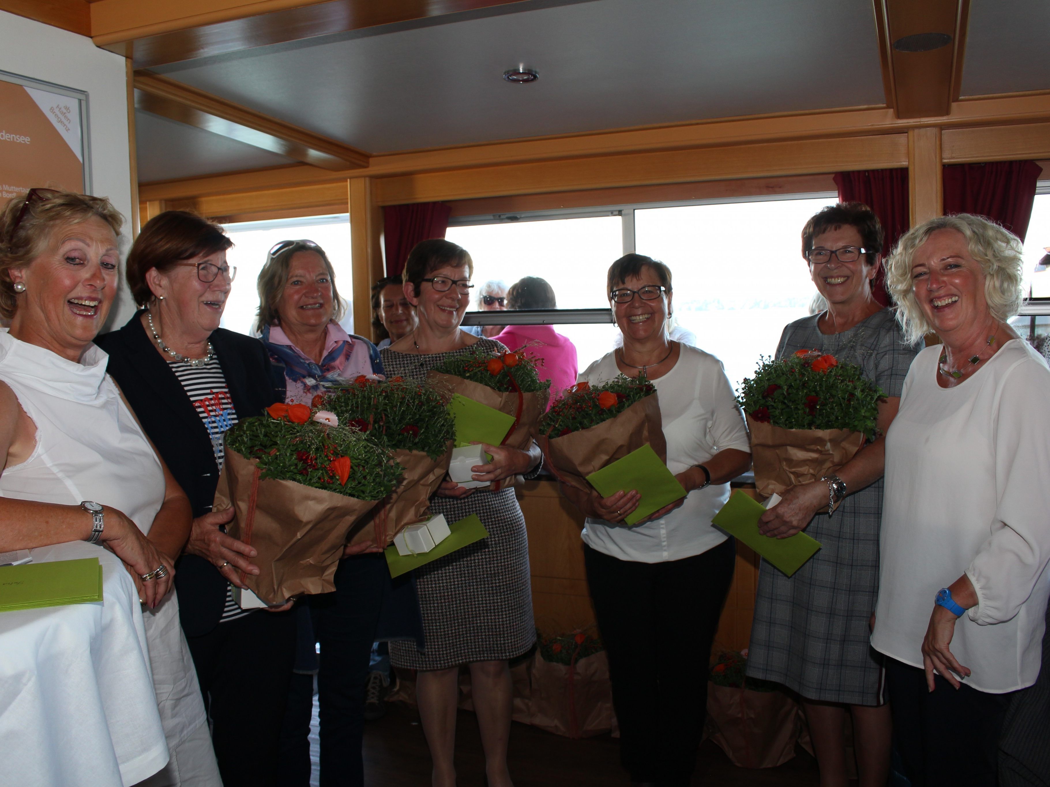 Mit Maria Bertel, Herlinde Burtscher, Agnes Dobler, Christine Burtscher und Angelika Bickel feierten 5 MOHI-Helferinnen aus dem Großen Walsertal 25jähriges Jubiläum. (im Bild mit MOHI-Obfrau Kitty Hertnagel und Landesrätin Katharina Wiesflecker) Mit Maria Bertel, Herlinde Burtscher, Agnes Dobler, Christine Burtscher und Angelika Bickel feierten 5 MOHI-Helferinnen aus dem Großen Walsertal 25jähriges Jubiläum. (im Bild mit MOHI-Obfrau Kitty Hertnagel und Landesrätin Katharina Wiesflecker)
