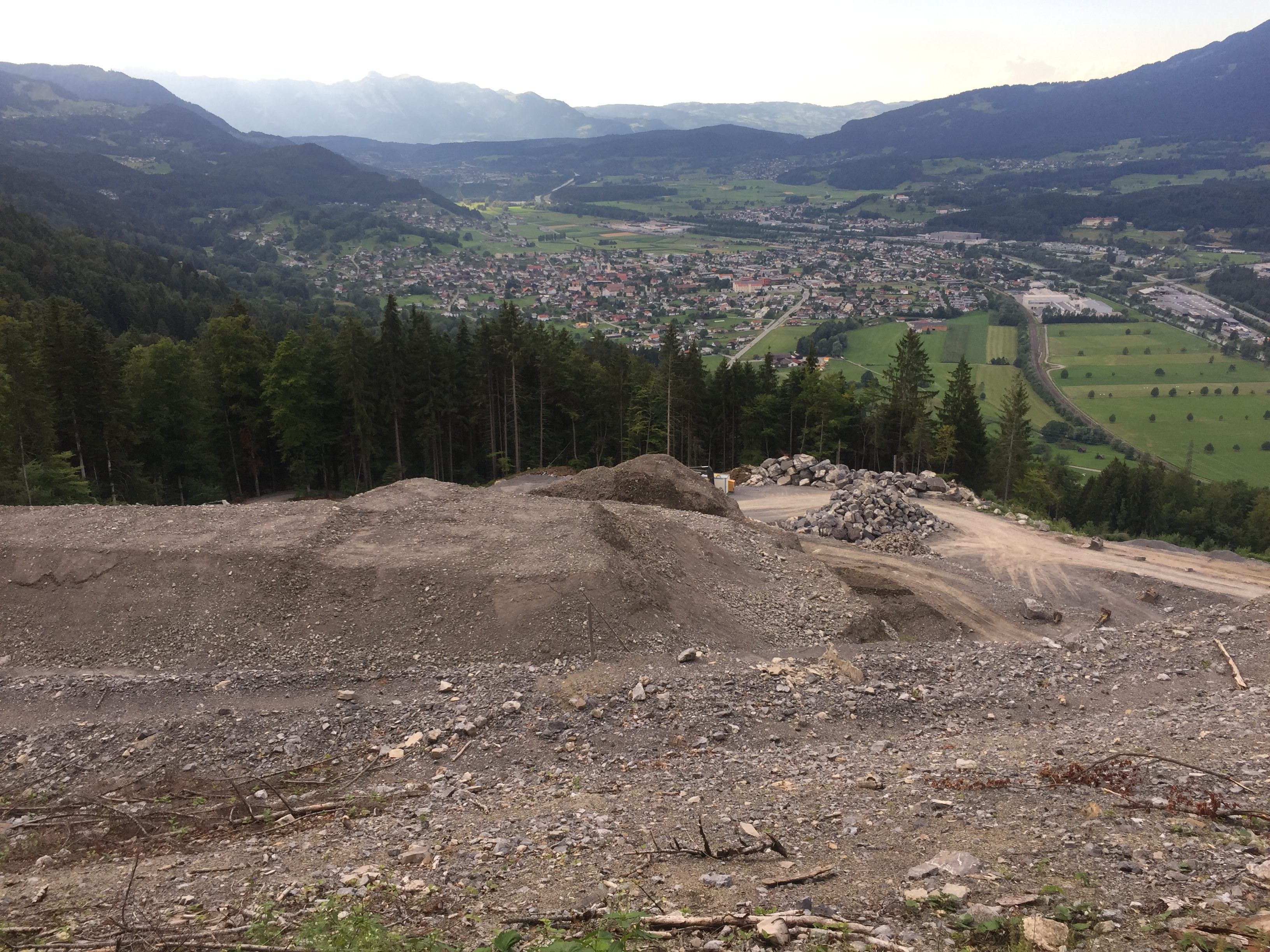 Steinstone mit Blick auf Nenzing Steinstone mit Blick auf Nenzing