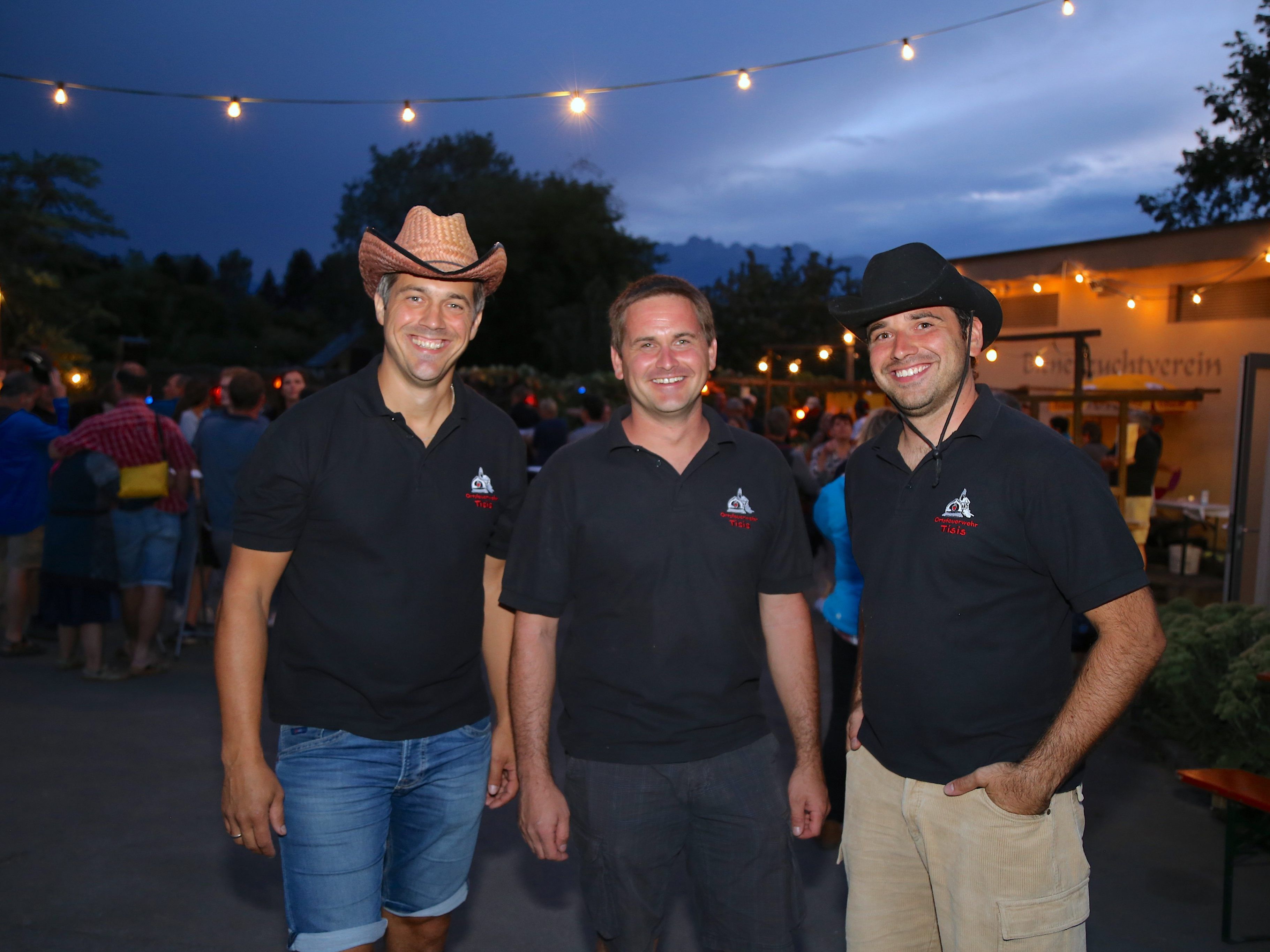 Ein freundliches "Howdy" von den Feuerwehrkräften Markus, Fabian und Klemens. Ein freundliches "Howdy" von den Feuerwehrkräften Markus, Fabian und Klemens.