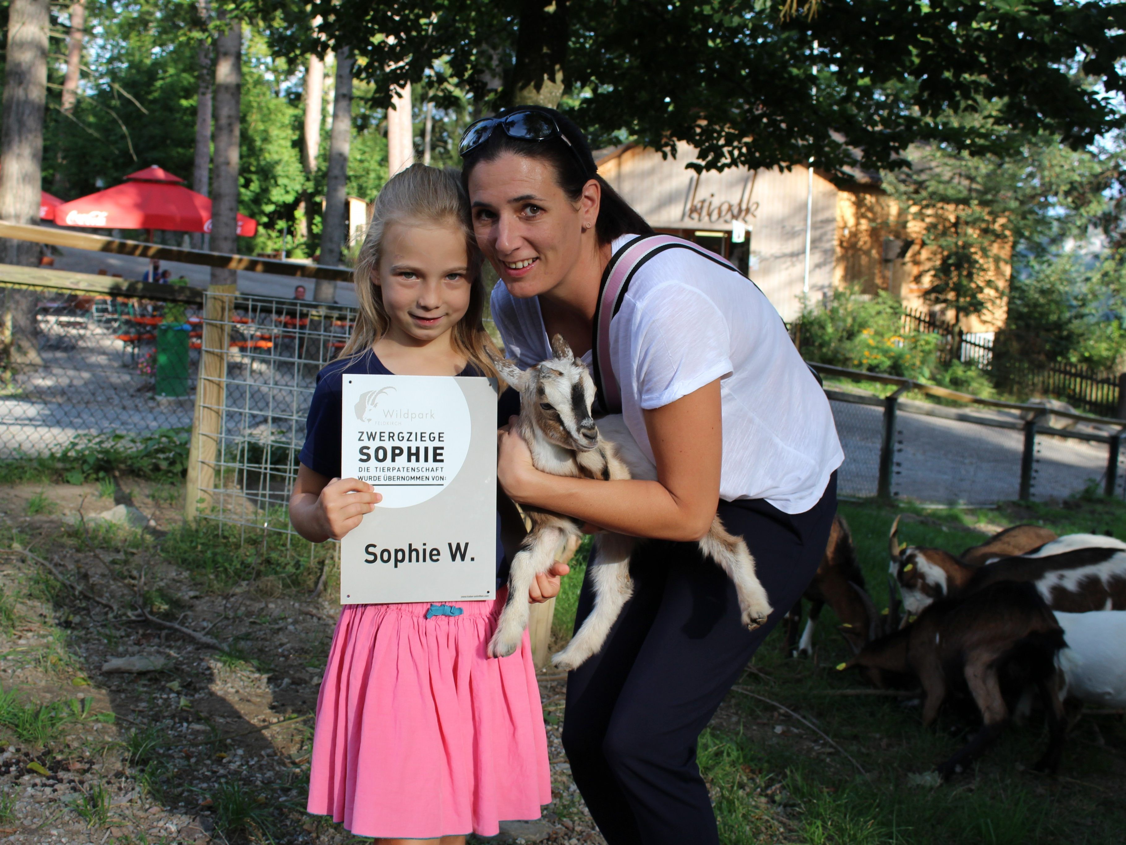 Ziegenpatin Sophie und ihre Mama streichelten die Babyziege "Sophie" im Gehege.