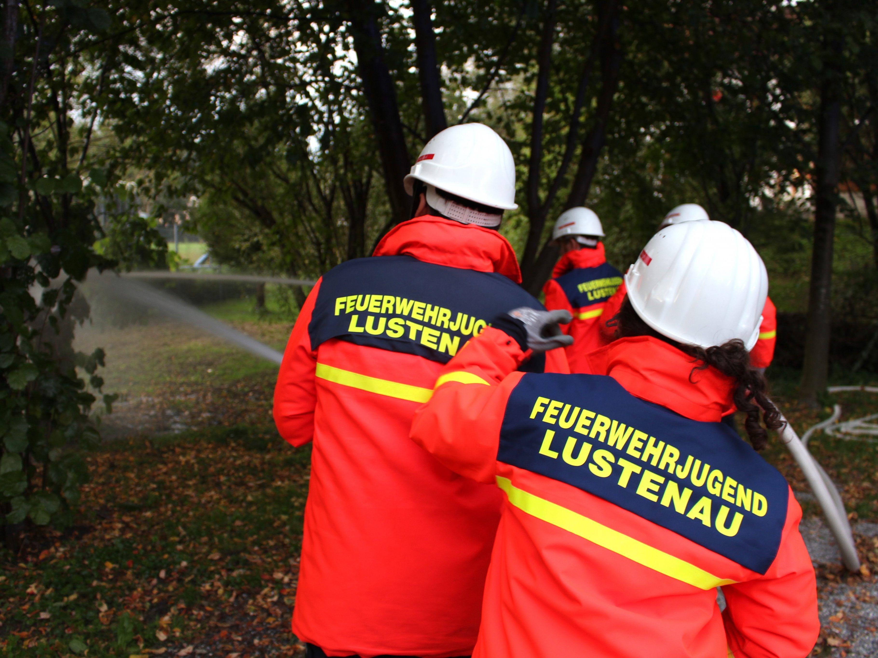 Mit Rückenstärkung und vereinten Kräften löschte die Feuerwehrjugend den inszenierten Brand. Mit Rückenstärkung und vereinten Kräften löschte die Feuerwehrjugend den inszenierten Brand.