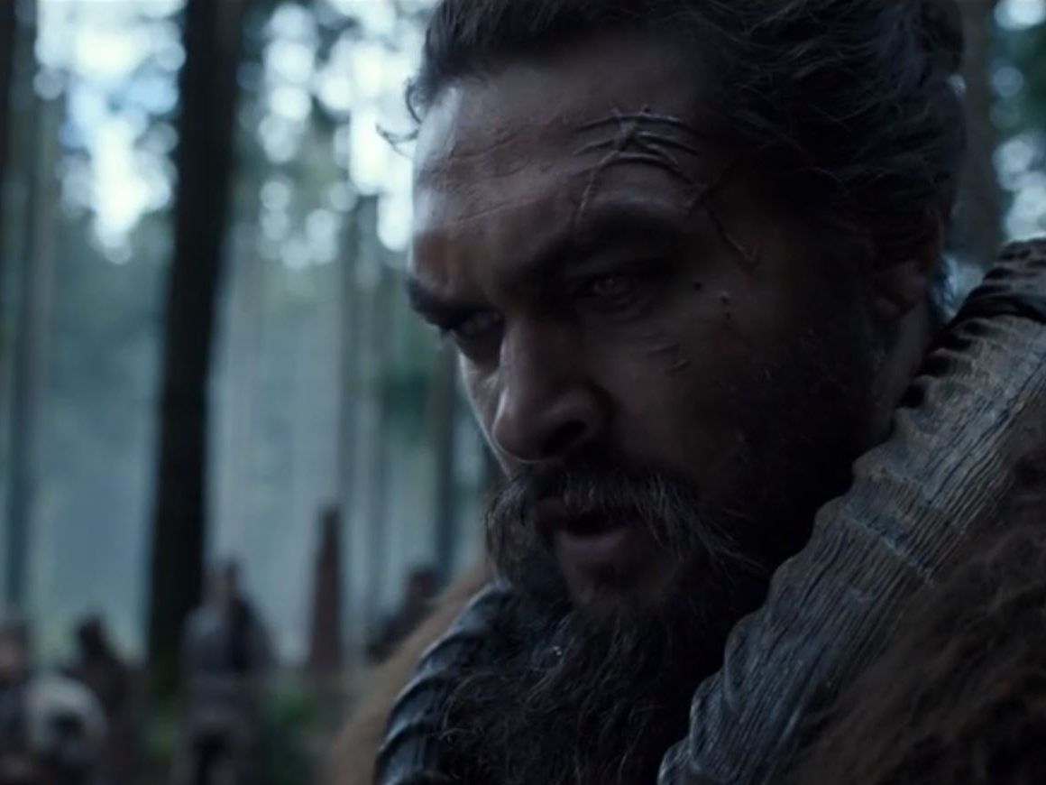 Jason Momoa spielt einen Anführer in einer post-apokalyptischen Welt in der alle Menschen blind sind.