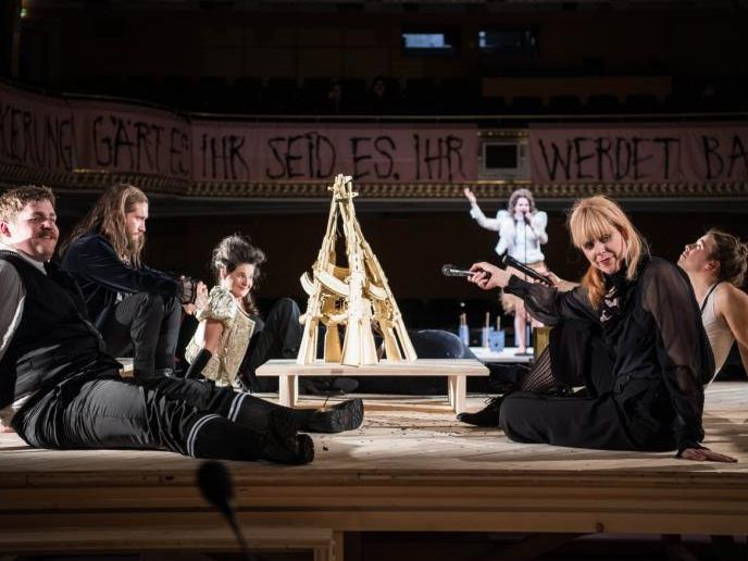 Jelineks Wut - hier ein Bild von der österreichischen Erstaufführung im Stadttheater Klagenfurt