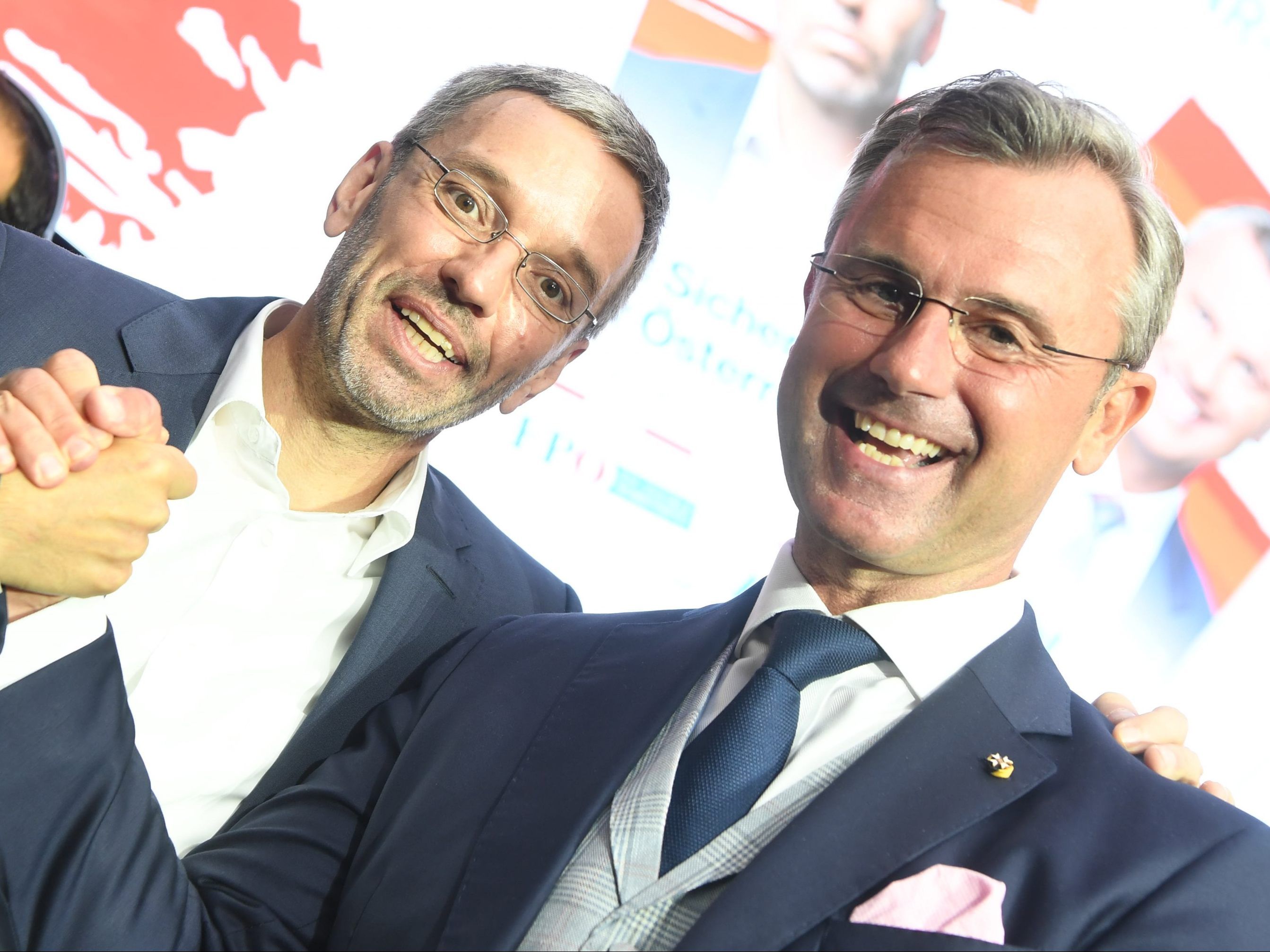 FPÖ-Spitzenkandidat Norbert Hofer (r.) und FPÖ-Klubobmann Herbert Kickl (l.) am Samstag, 7. September 2019, anlässlich des Wahlkampfauftakts der FPÖ in Pasching. FPÖ-Spitzenkandidat Norbert Hofer (r.) und FPÖ-Klubobmann Herbert Kickl (l.) am Samstag, 7. September 2019, anlässlich des Wahlkampfauftakts der FPÖ in Pasching.