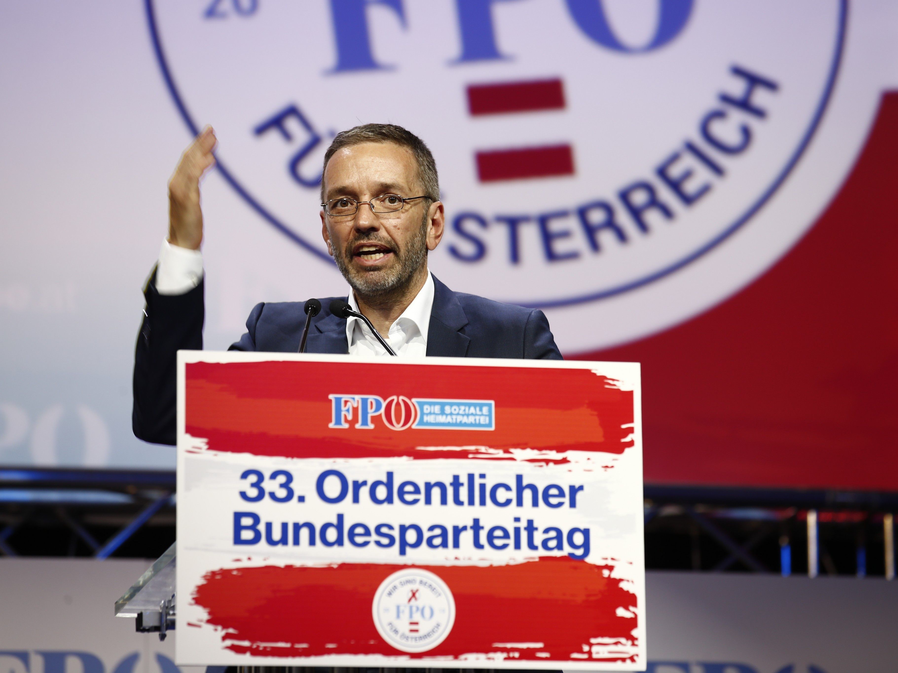 Kickl sprach u.a. von "Facharbeitern für das Hantieren unter der Gürtellinie" . Kickl sprach u.a. von "Facharbeitern für das Hantieren unter der Gürtellinie" .