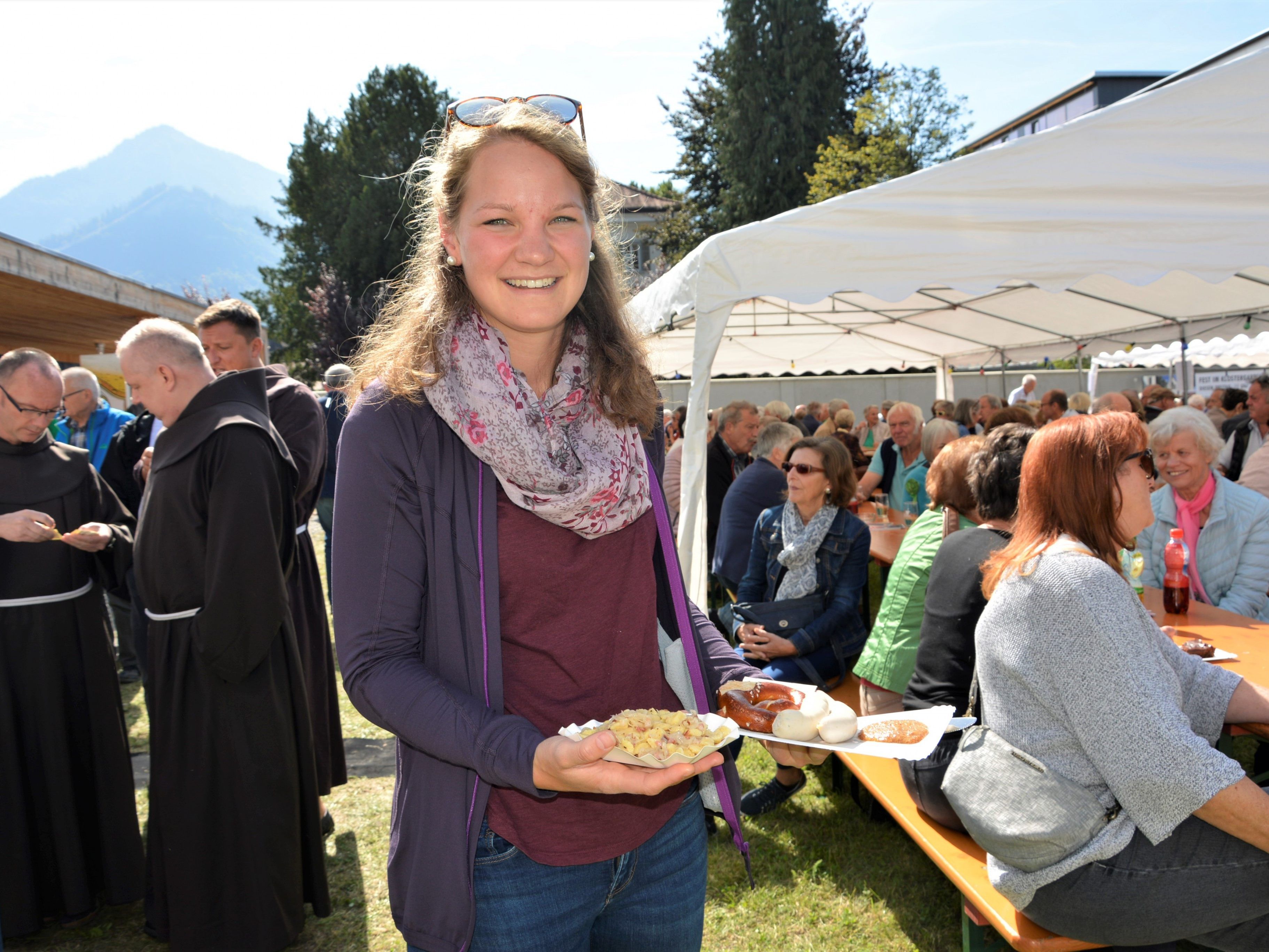 Strahlendes Fest im Klostergarten bei kulinarischen Köstlichkeiten und viel Musik. Strahlendes Fest im Klostergarten bei kulinarischen Köstlichkeiten und viel Musik.
