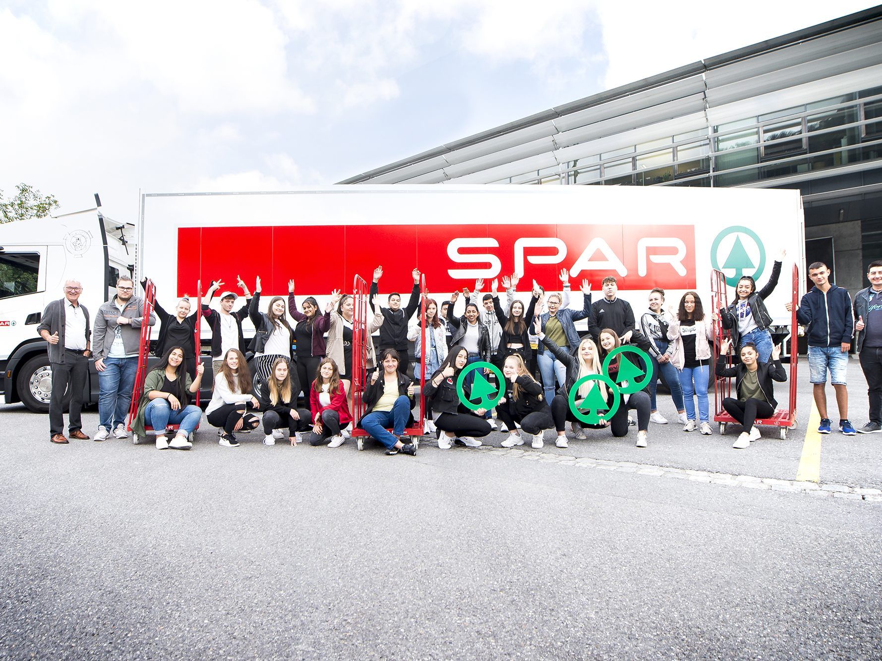 Rund 50 neue Lehrlinge besichtigten gleich am ersten Tag verschiedene SPAR-Märkte. © SPAR/MEDIArt Rund 50 neue Lehrlinge besichtigten gleich am ersten Tag verschiedene SPAR-Märkte. © SPAR/MEDIArt