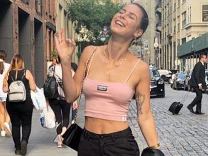 Lena Meyer Landrut post in new York im Tanktop ohne BH