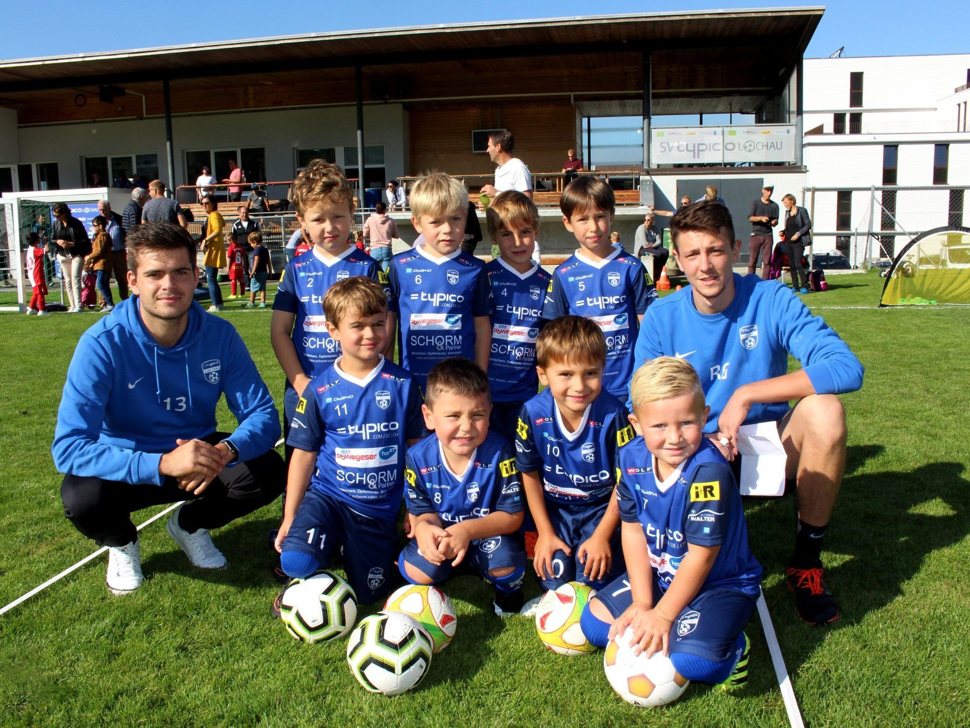 Das junge U-7-Team des SV typico Lochau mit ihren Trainern Daniel Reichart und Ralf Grünwald. Das junge U-7-Team des SV typico Lochau mit ihren Trainern Daniel Reichart und Ralf Grünwald.