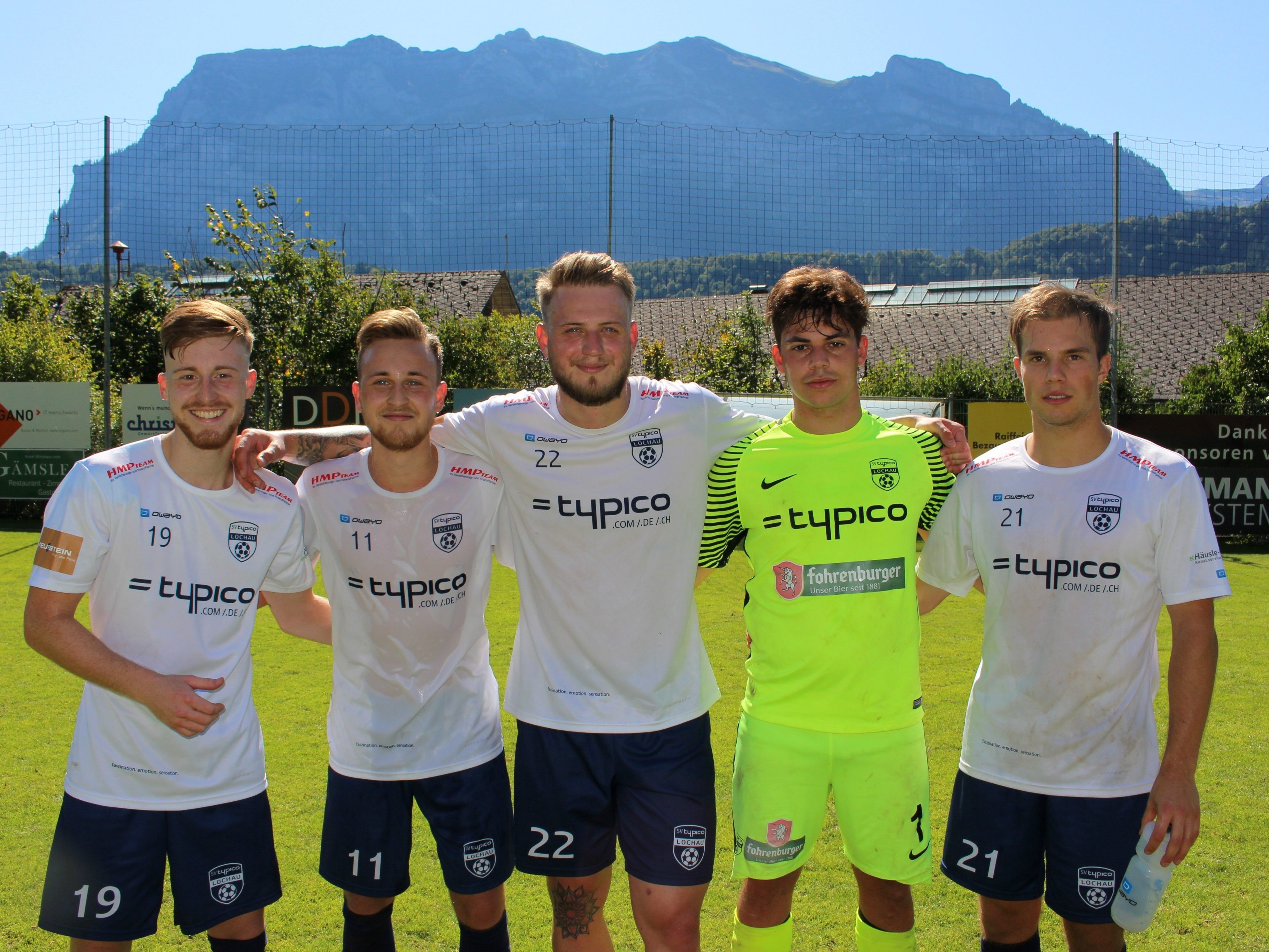 Groß war die Freude nach dem tollen 3:0 Auswärtssieg beim Tabellenführer in Bizau: Patrick Prantl, Kevin Prantl, Julian Rupp Sandro Eichhübl und Niklas Außerlechner. Groß war die Freude nach dem tollen 3:0 Auswärtssieg beim Tabellenführer in Bizau: Patrick Prantl, Kevin Prantl, Julian Rupp Sandro Eichhübl und Niklas Außerlechner.