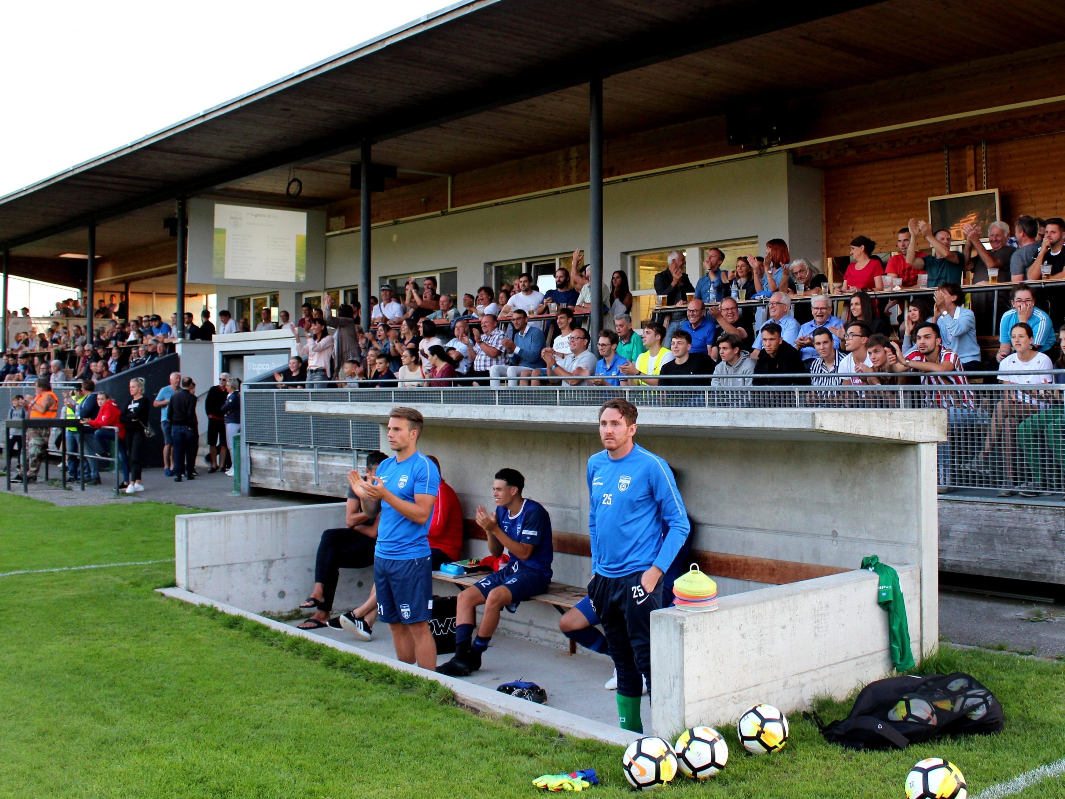 Ein volles Haus und beste Fußballstimmung: Besuchen Sie das Heimspiel SV typico Lochau gegen den FC Schruns im Stadion am Hoferfeld!