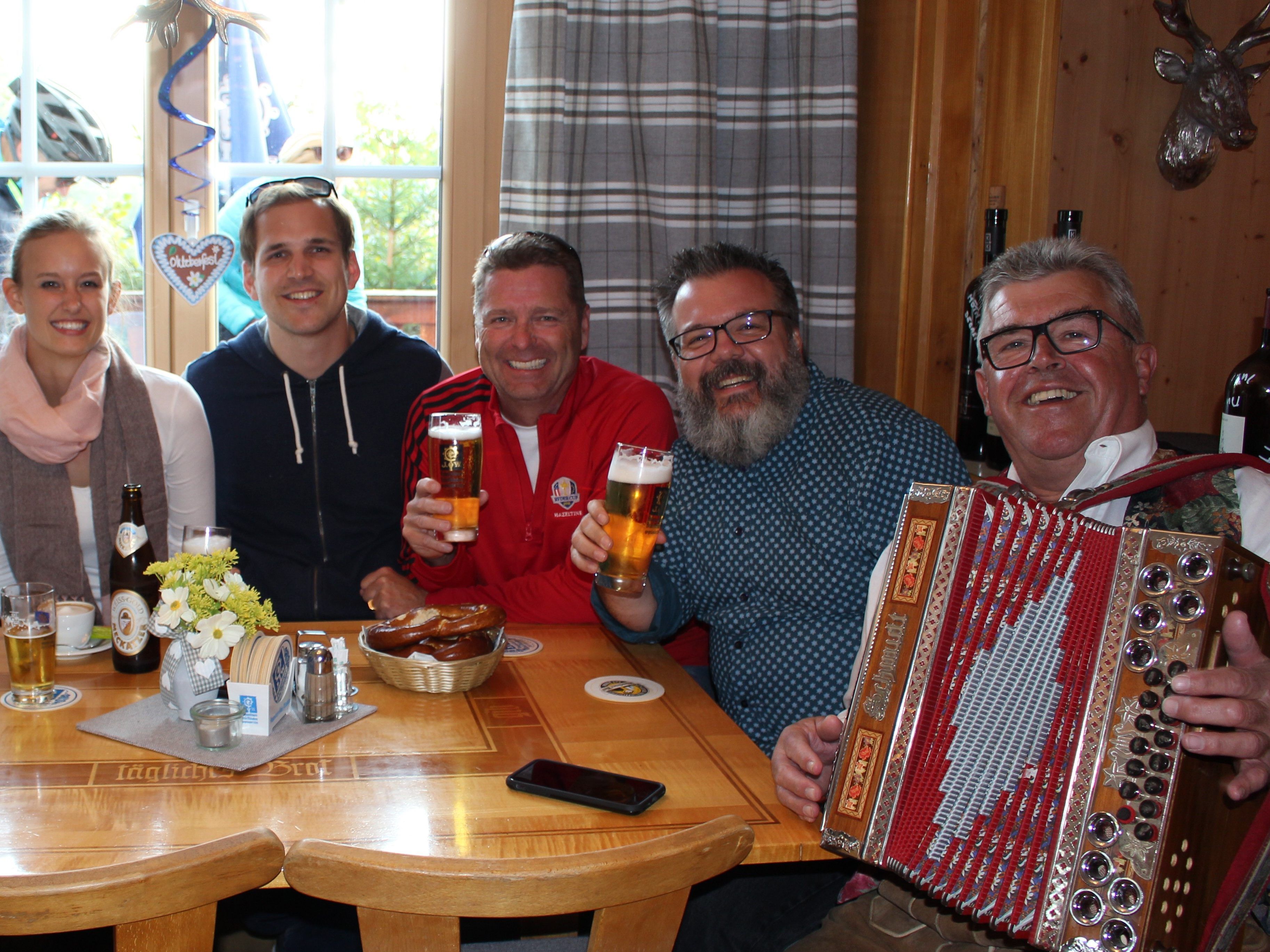 Stimmungsvolles Oktoberfest rund um das Gasthaus Moosegg in Lochau am Pfänder mit den Stimmungsmachern „blieb-a-biz“. Stimmungsvolles Oktoberfest rund um das Gasthaus Moosegg in Lochau am Pfänder mit den Stimmungsmachern „blieb-a-biz“.
