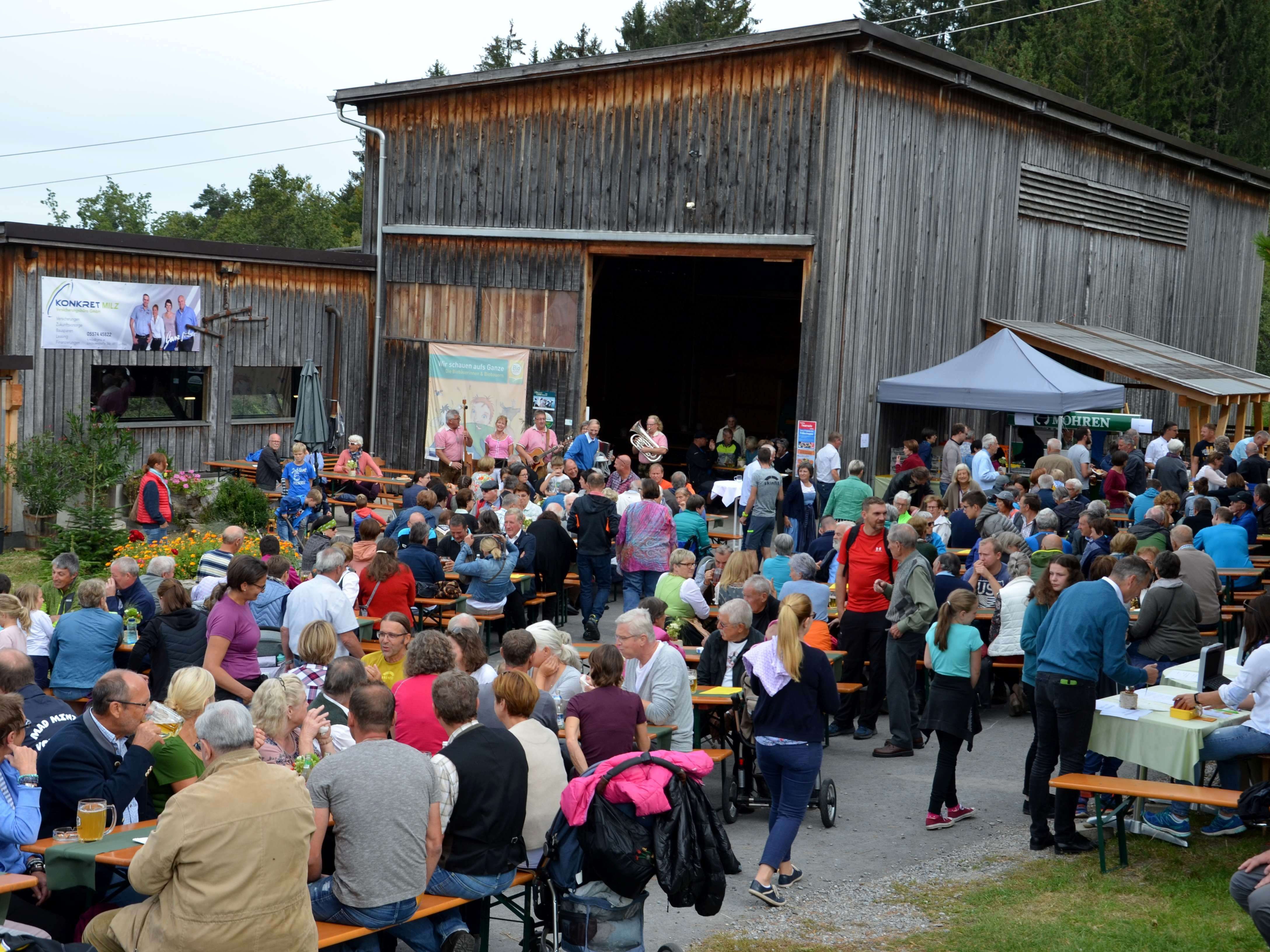 Stimmungsvolles Hoffest beim „Tag des offenen Bauernhofes“ bei der Familie Rist in Lochau am Buchenberg. Stimmungsvolles Hoffest beim „Tag des offenen Bauernhofes“ bei der Familie Rist in Lochau am Buchenberg.