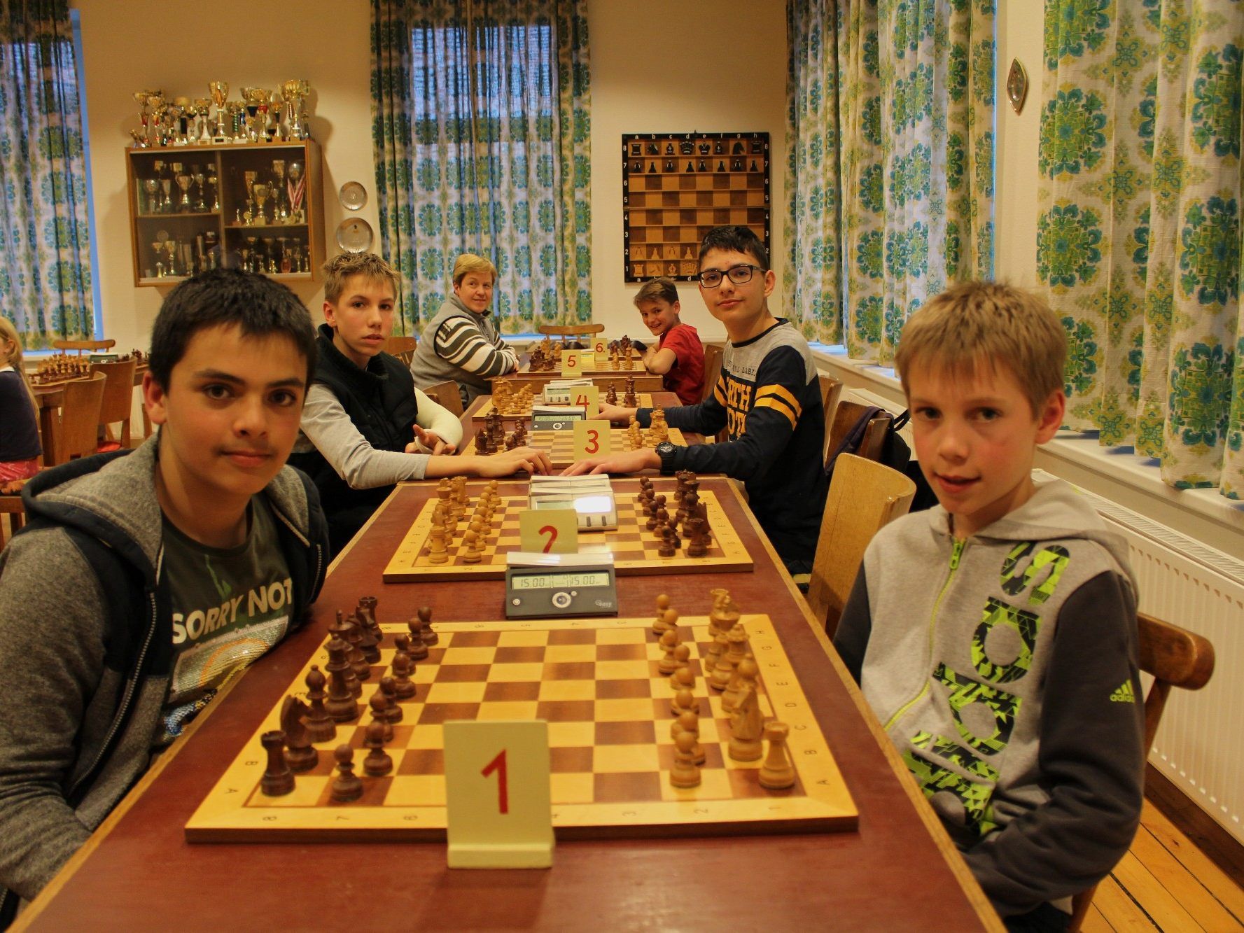 Der Lochauer Schachverein will mit diesem Kurs die Jugend fürs Schachspielen begeistern. Der Lochauer Schachverein will mit diesem Kurs die Jugend fürs Schachspielen begeistern.