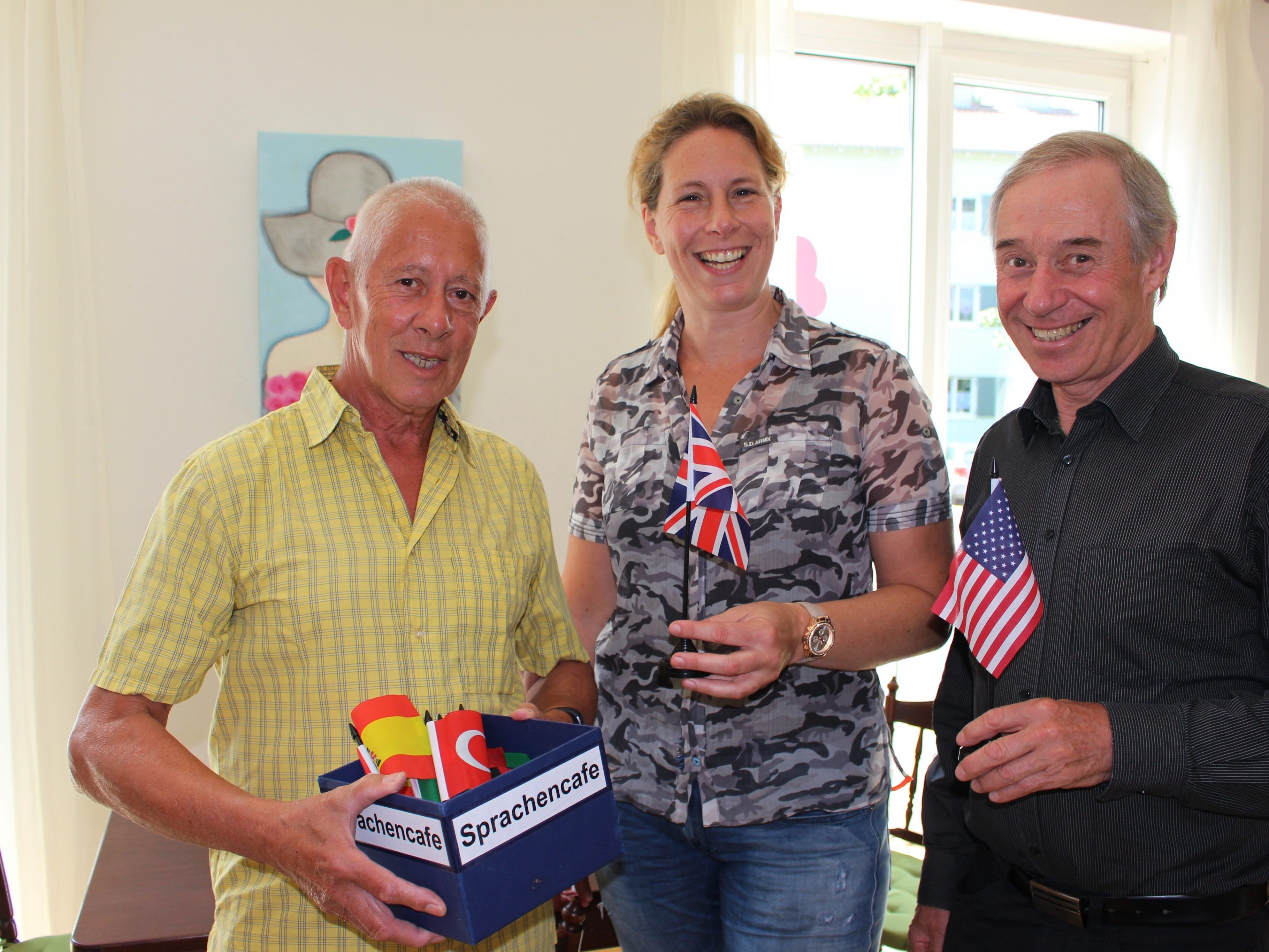 Begegnung und Unterhaltung im „Sprachencafé“ im Brockenhaus Leiblachtal unter der Leitung von Peter Pongratz, im Bild links mit Doro Simpfendörfer und William Hawke. Begegnung und Unterhaltung im „Sprachencafé“ im Brockenhaus Leiblachtal unter der Leitung von Peter Pongratz, im Bild links mit Doro Simpfendörfer und William Hawke.