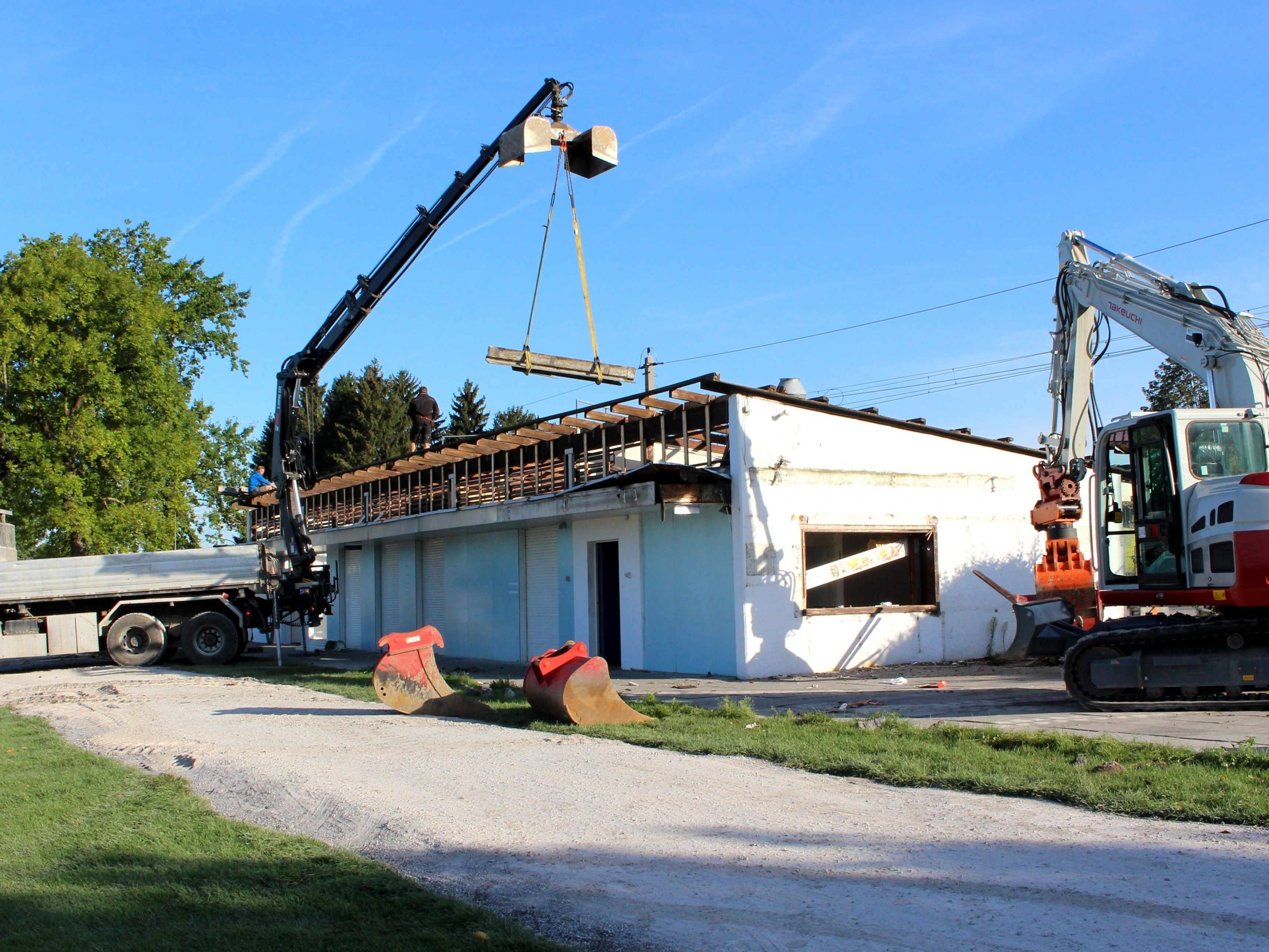 Mit dem Abbruch des Hauptgebäudes mit Eingangsbereich, Umkleidetrakt und dem „Treff am See“-Kiosk haben die Bauarbeiten im Rahmen des Projektes „Strandbad Lochau NEU“ begonnen. Mit dem Abbruch des Hauptgebäudes mit Eingangsbereich, Umkleidetrakt und dem „Treff am See“-Kiosk haben die Bauarbeiten im Rahmen des Projektes „Strandbad Lochau NEU“ begonnen.
