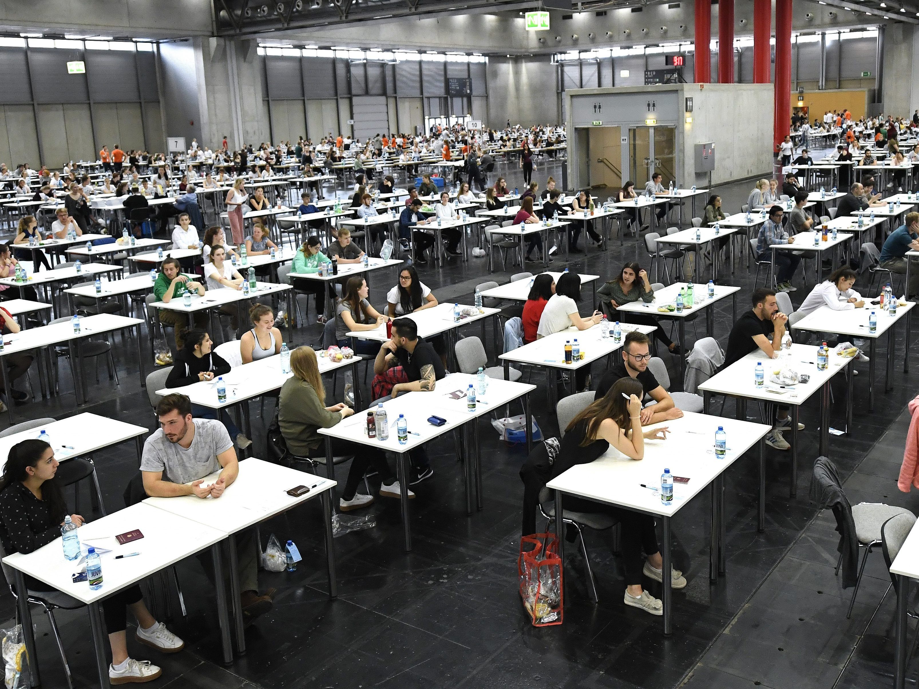 Auch heuer haben sich knapp 16.000 Personen für den jährlichen Aufnahmetest für das Medizinstudium angemeldet.