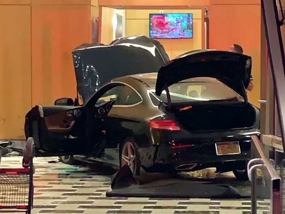Das Auto rast in die Lobby der Trump-Plaza